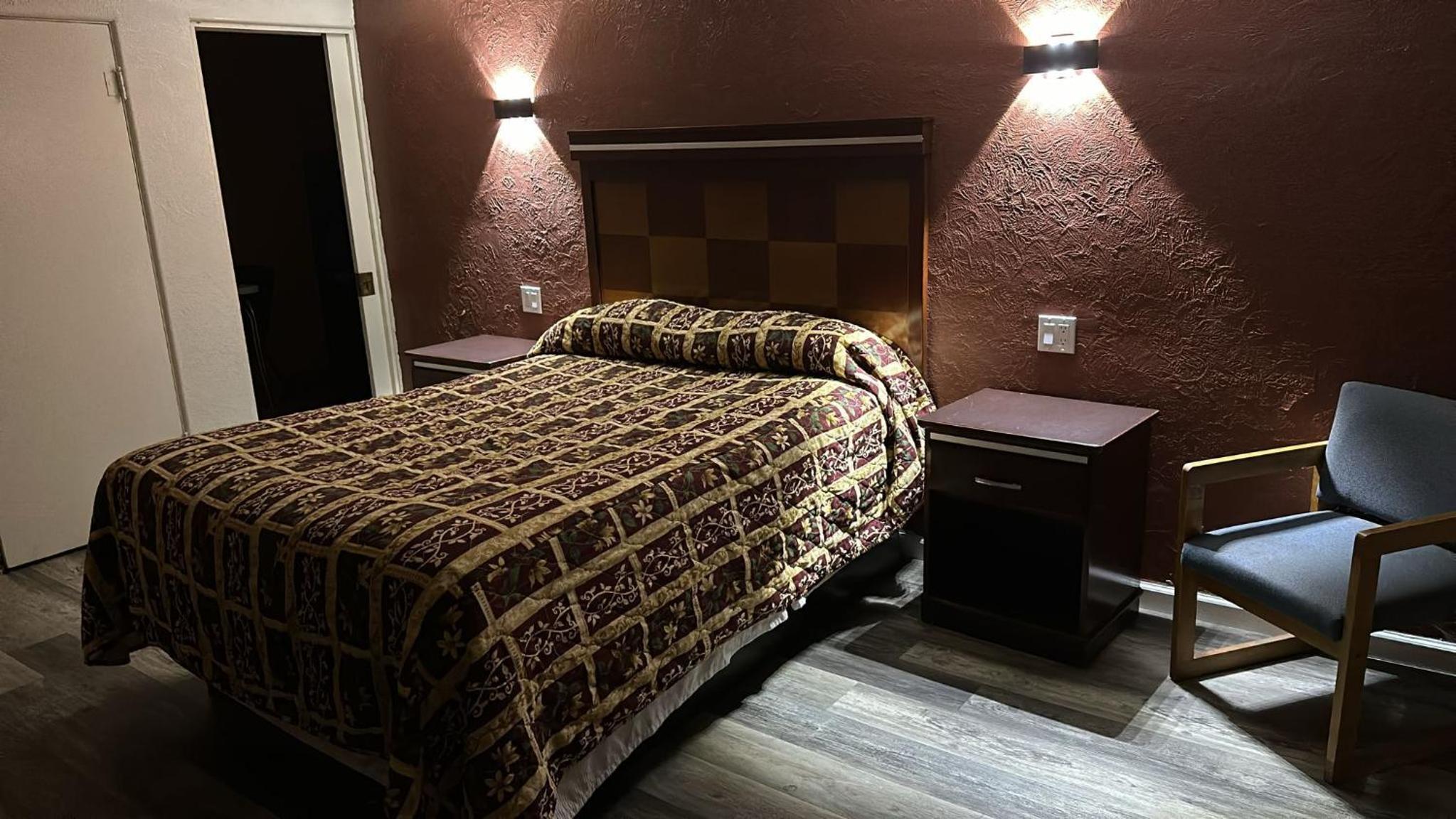 Queen Room - Non-Smoking photo 1