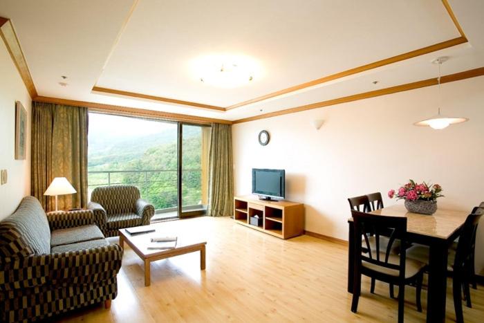 Family Room - Photo 3