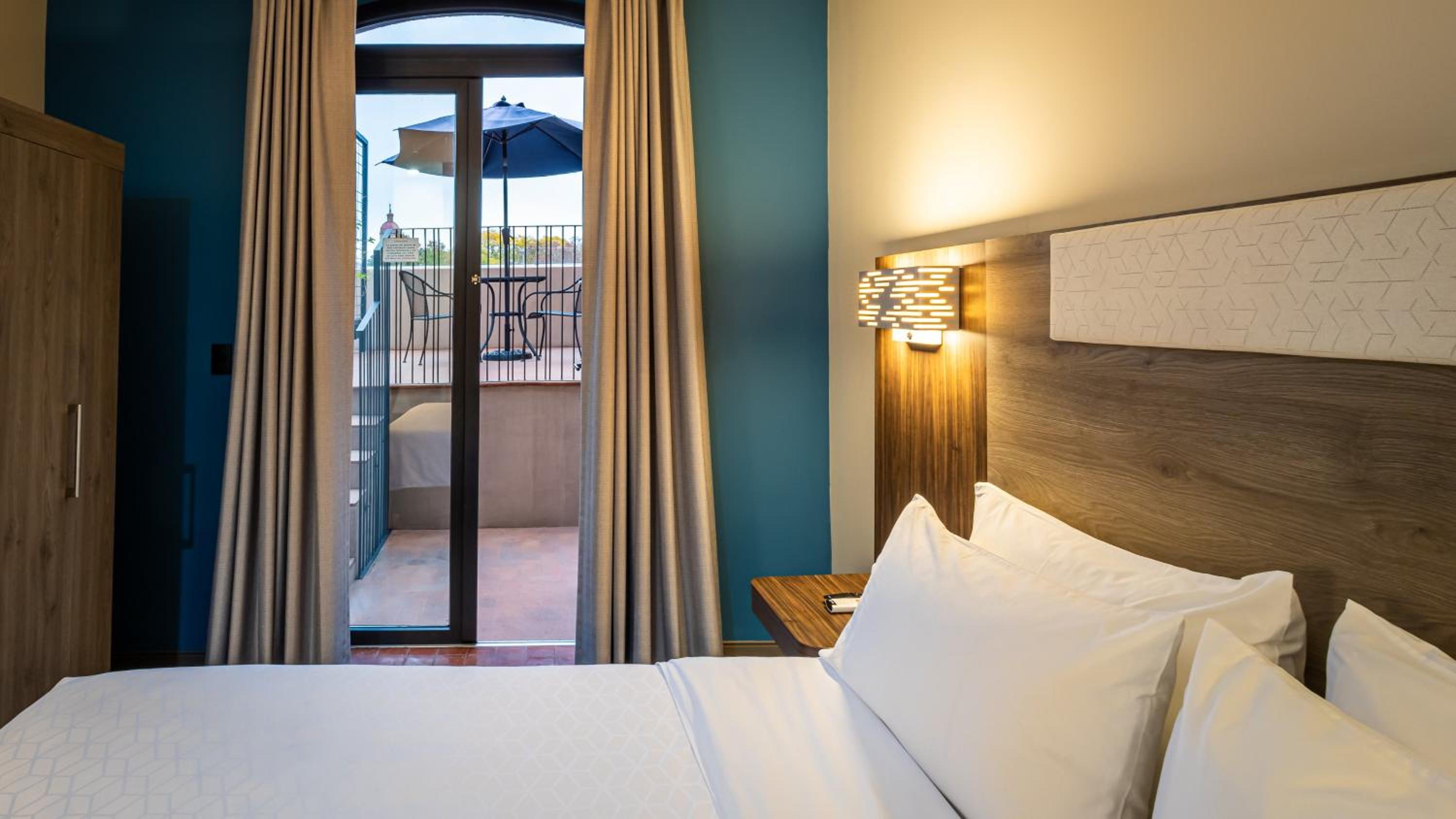 Standard King Room with Balcony and City View - Photo 2