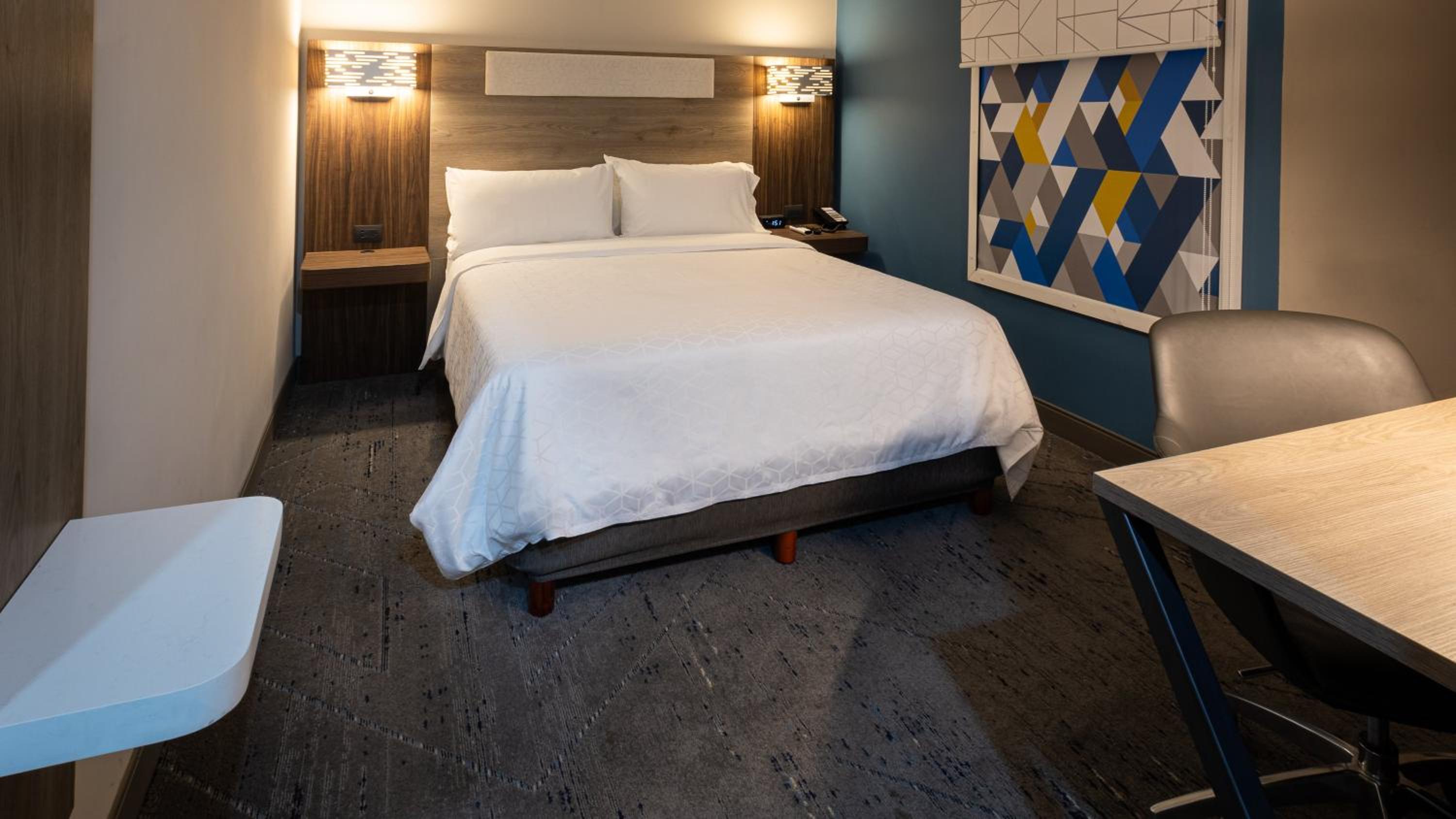 Standard Queen Room - Photo 8