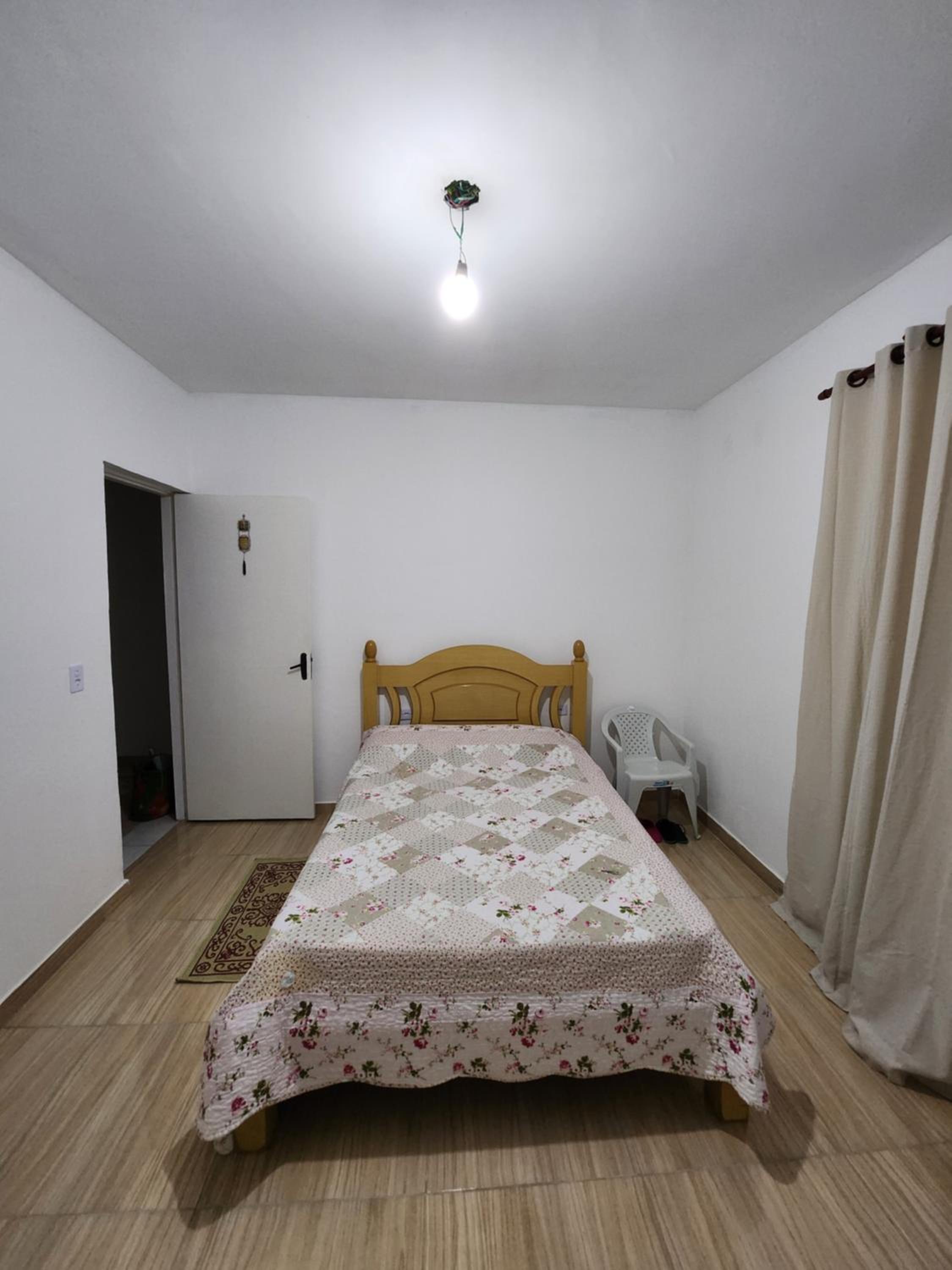 Five-Bedroom House photo 1