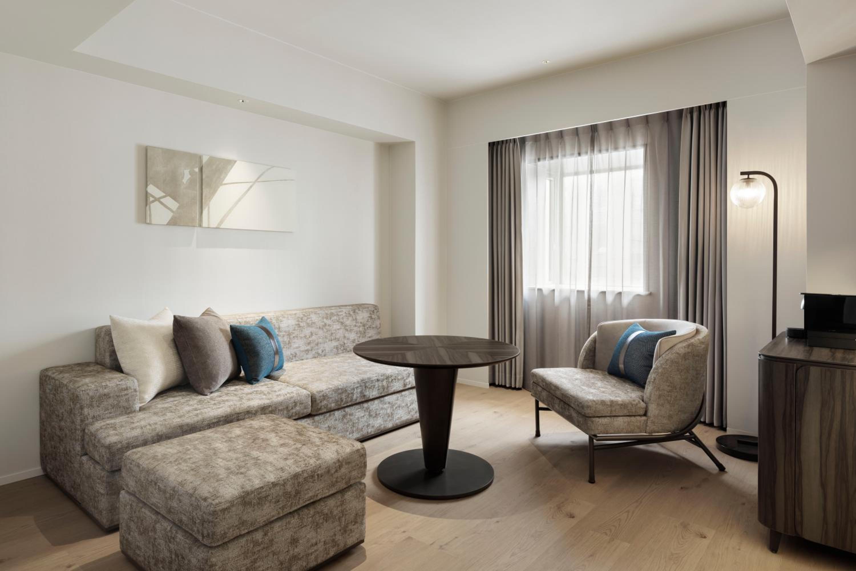 Premium Larger King Room photo 3