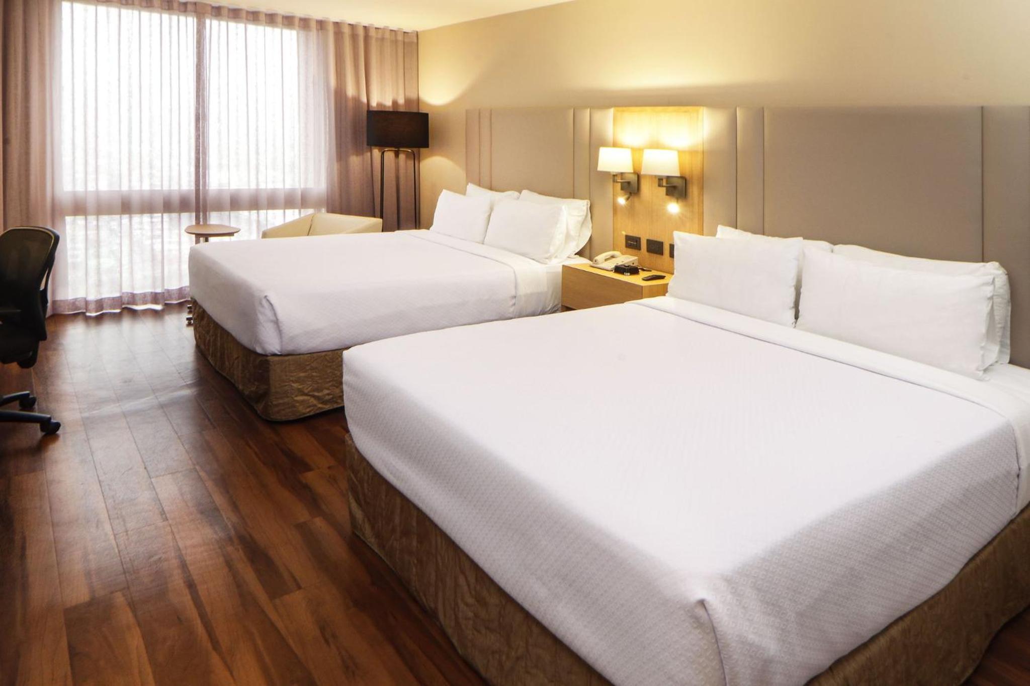 Standard Queen Room with Two Queen Beds - Photo 3