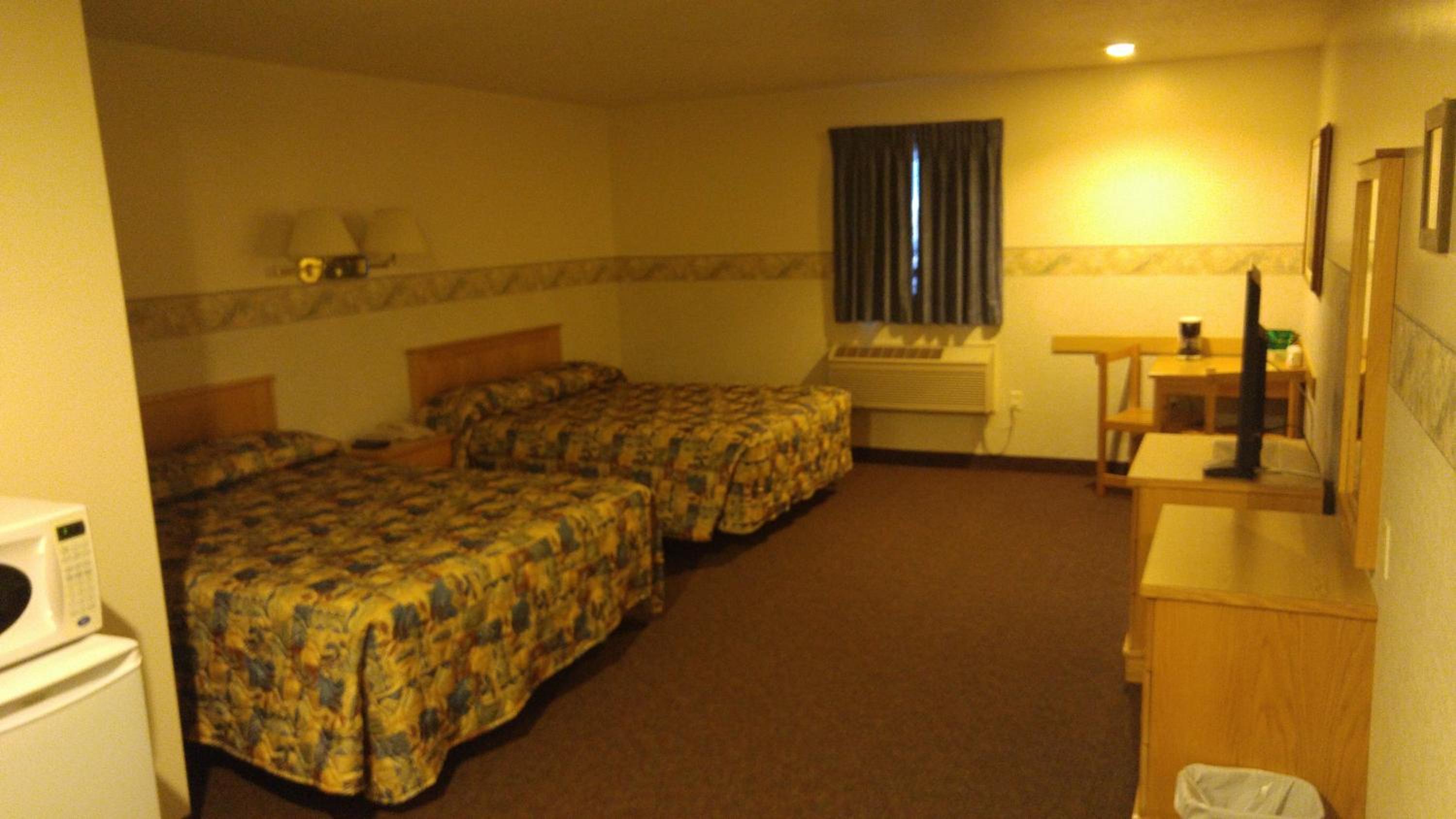 Queen Room with Two Queen Beds - Non-Smoking photo 3