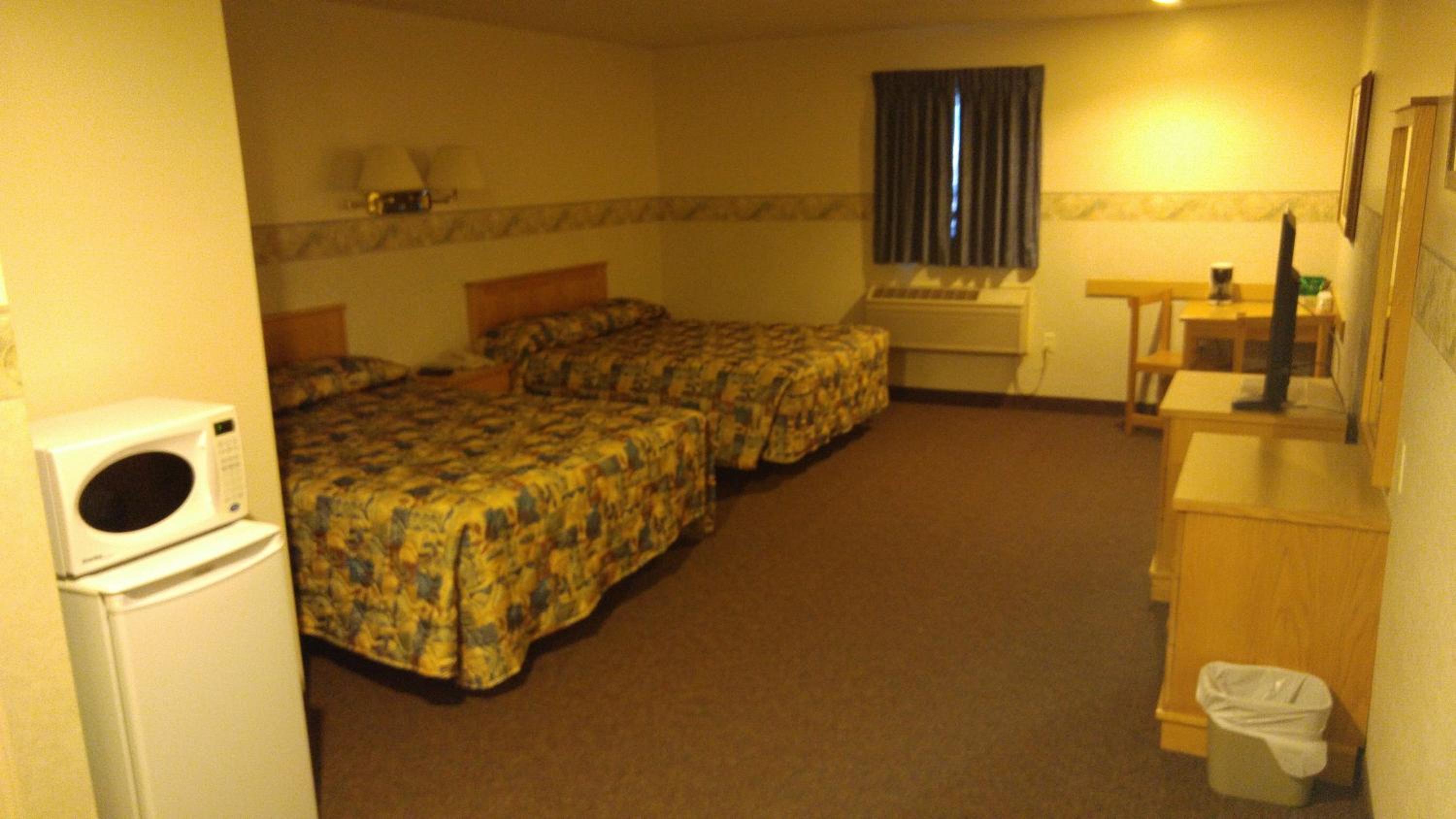 Queen Room with Two Queen Beds - Non-Smoking photo 2