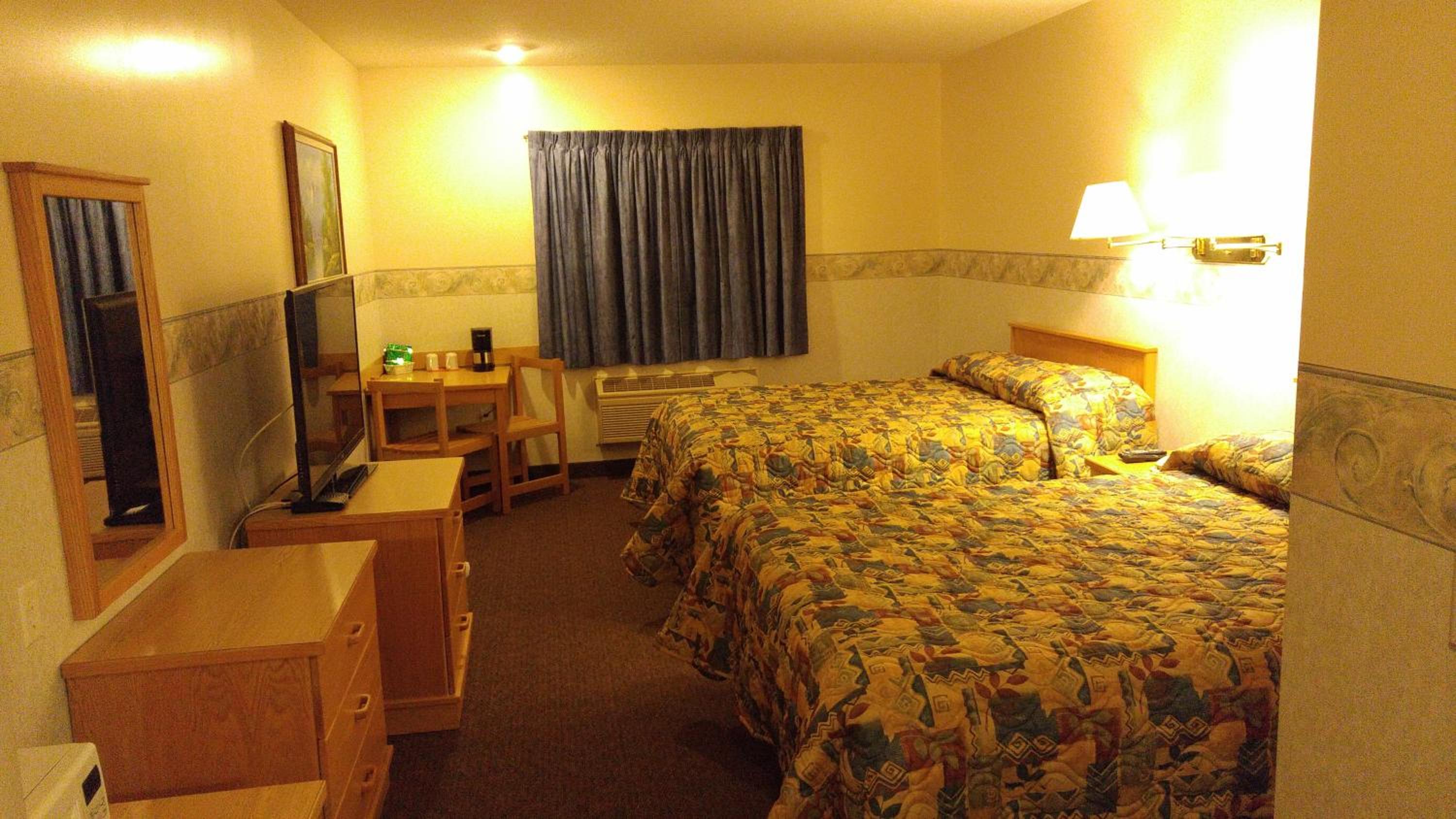 Queen Room with Two Queen Beds - Non-Smoking photo 1