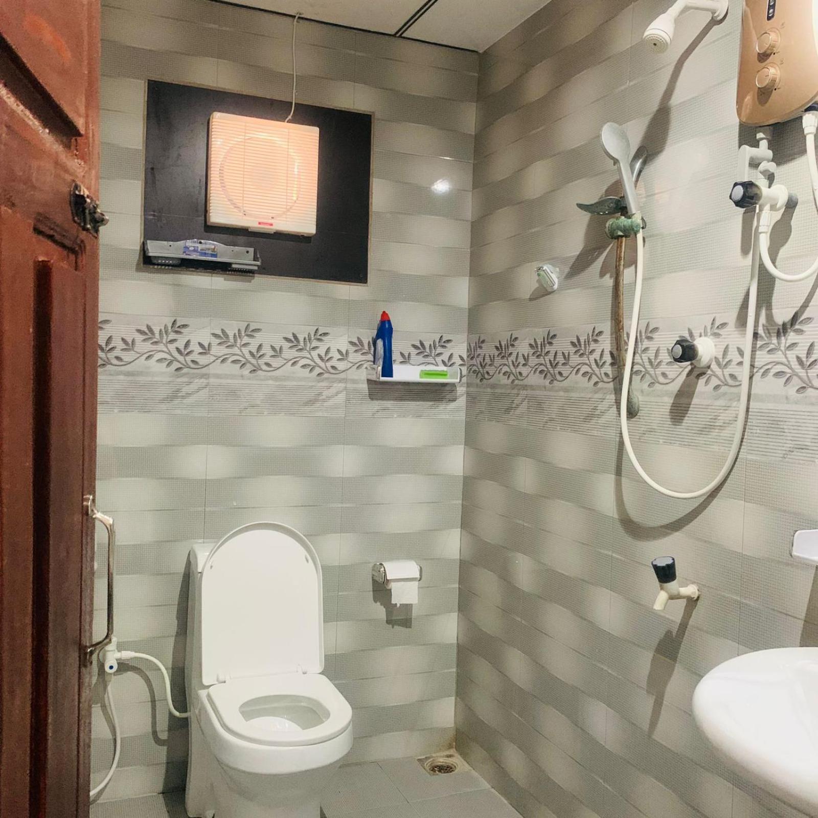 Family Room with Bathroom photo 3
