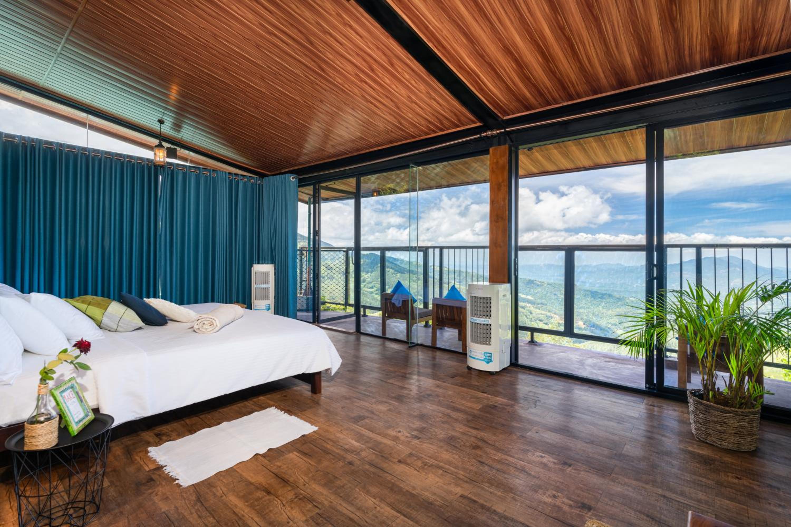 Suite with 360° Mountain View