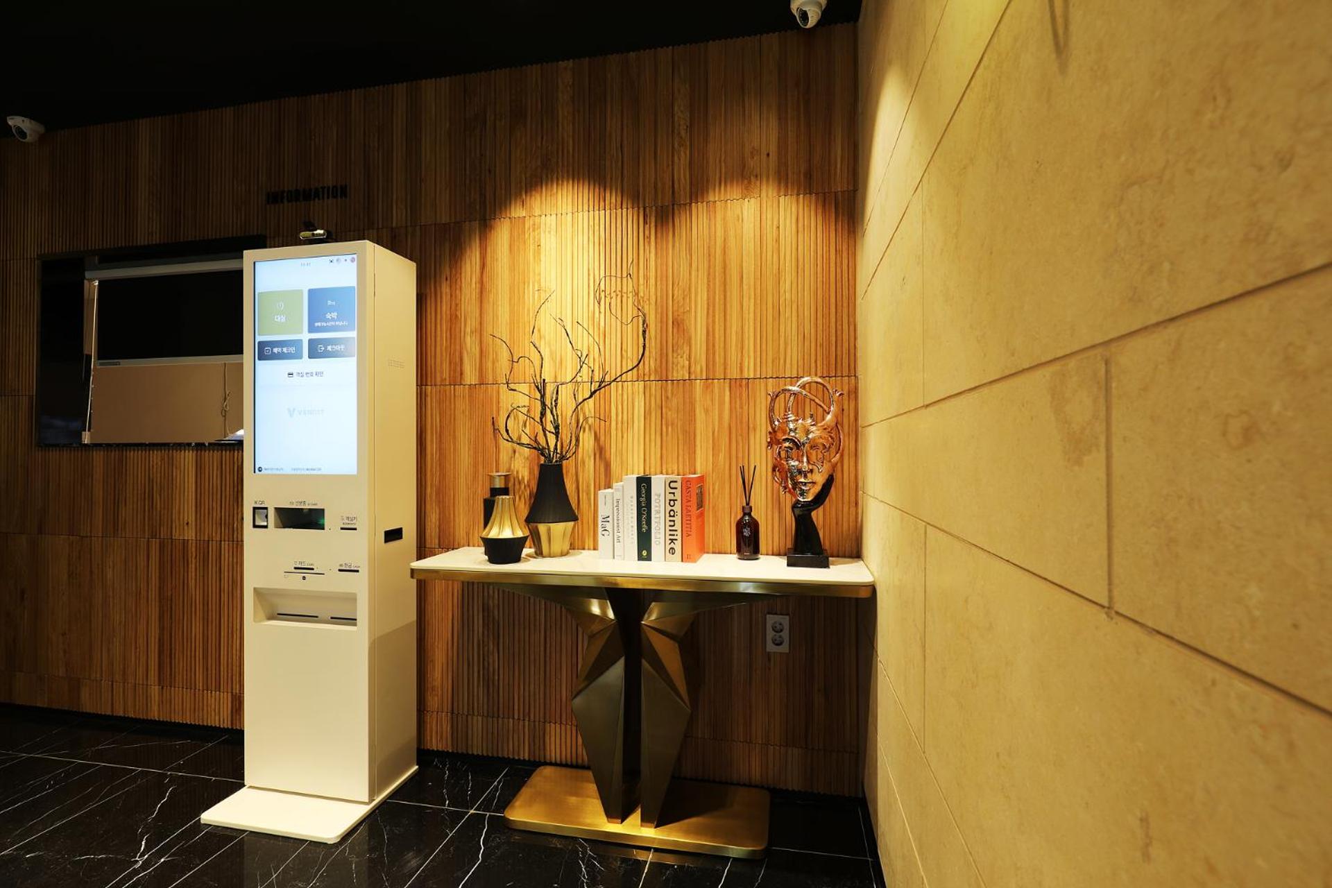 Deluxe Double Room - Photo 9