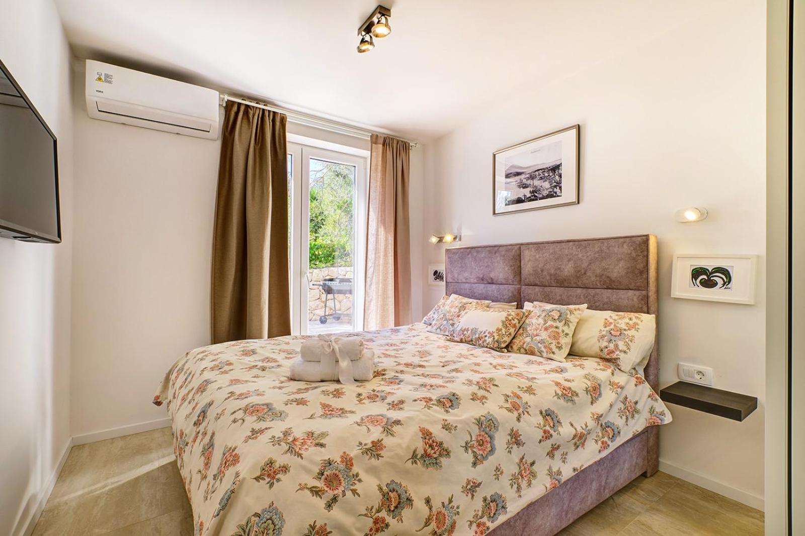 Two-Bedroom Apartment with Pool View photo 3