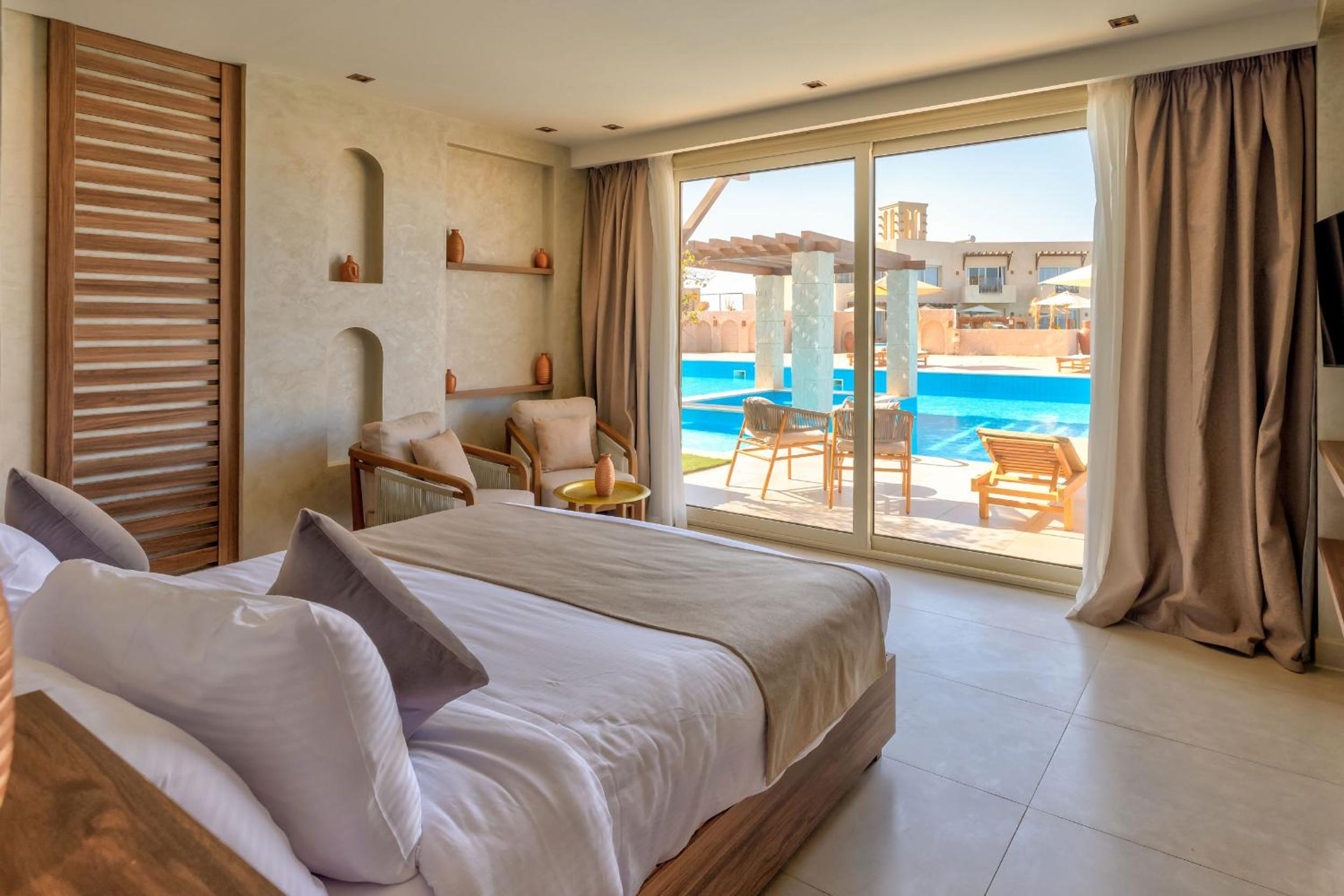 Swim-up room photo 3
