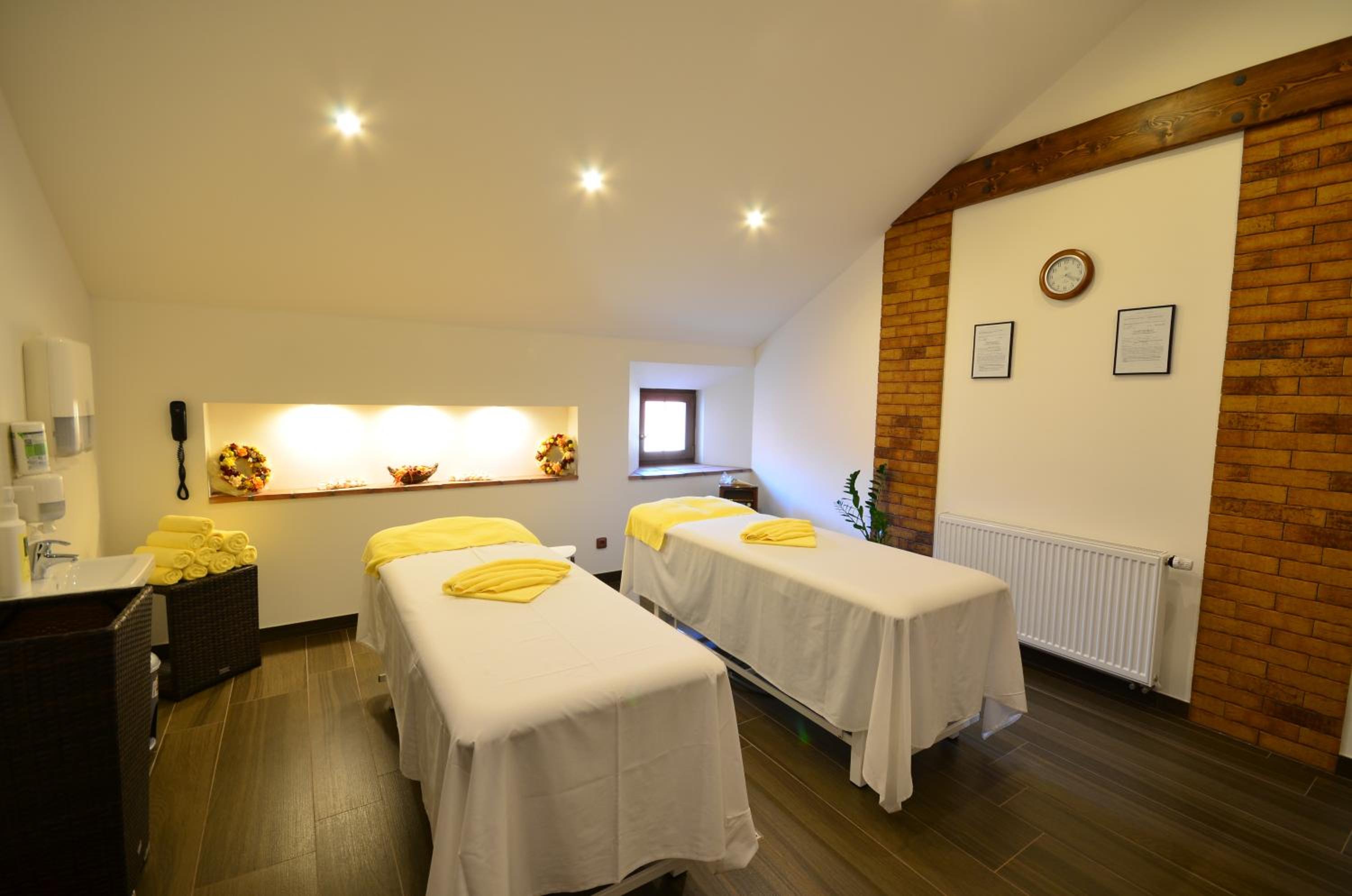 Double or Twin Room with Private Bathroom - Photo 7