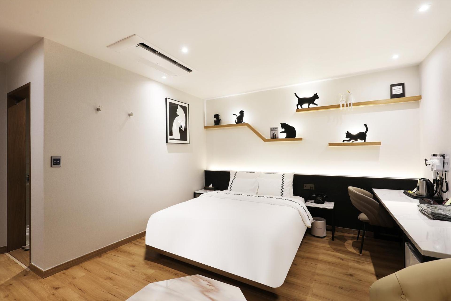 Deluxe Double Room - Photo 13