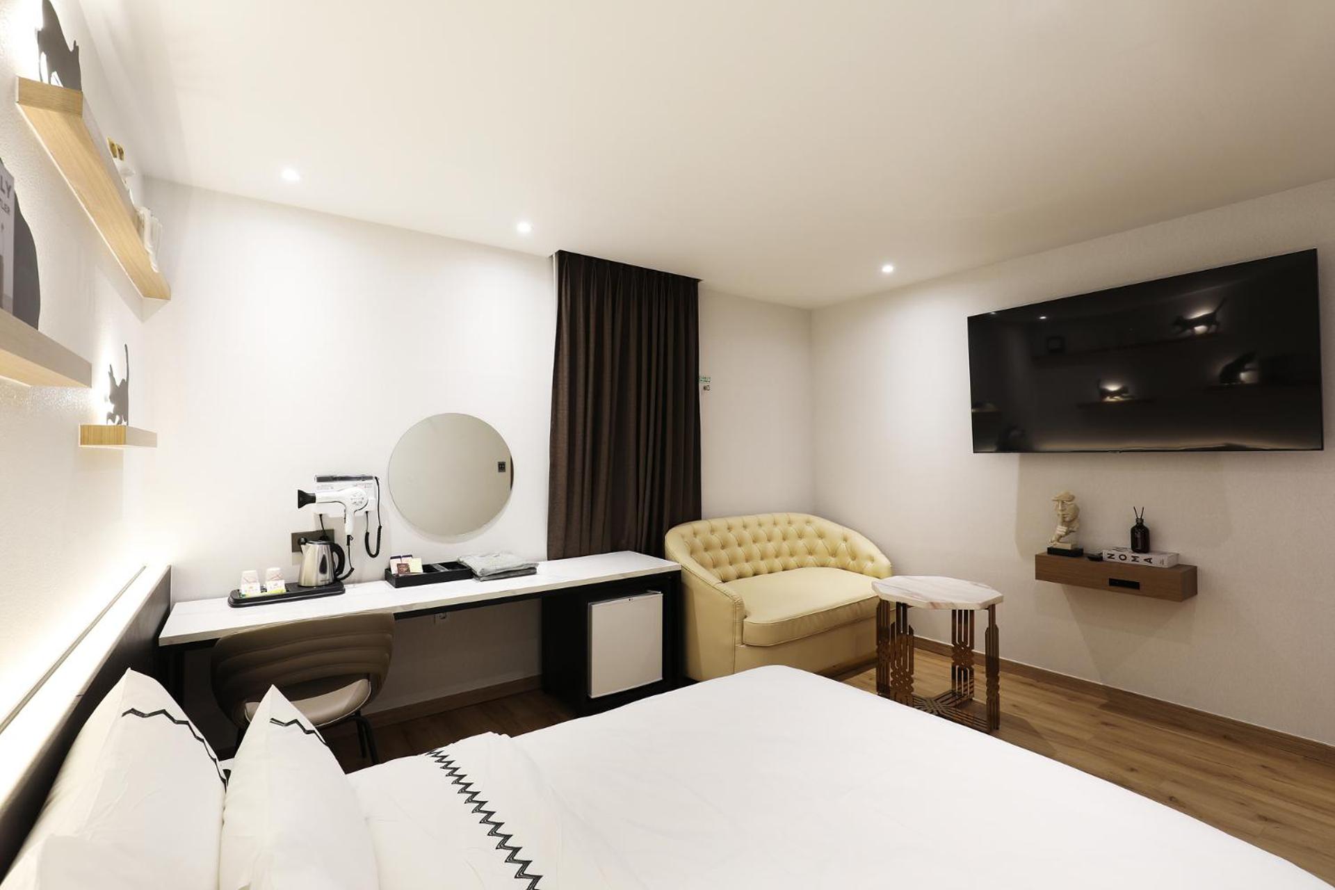 Deluxe Double Room - Photo 12
