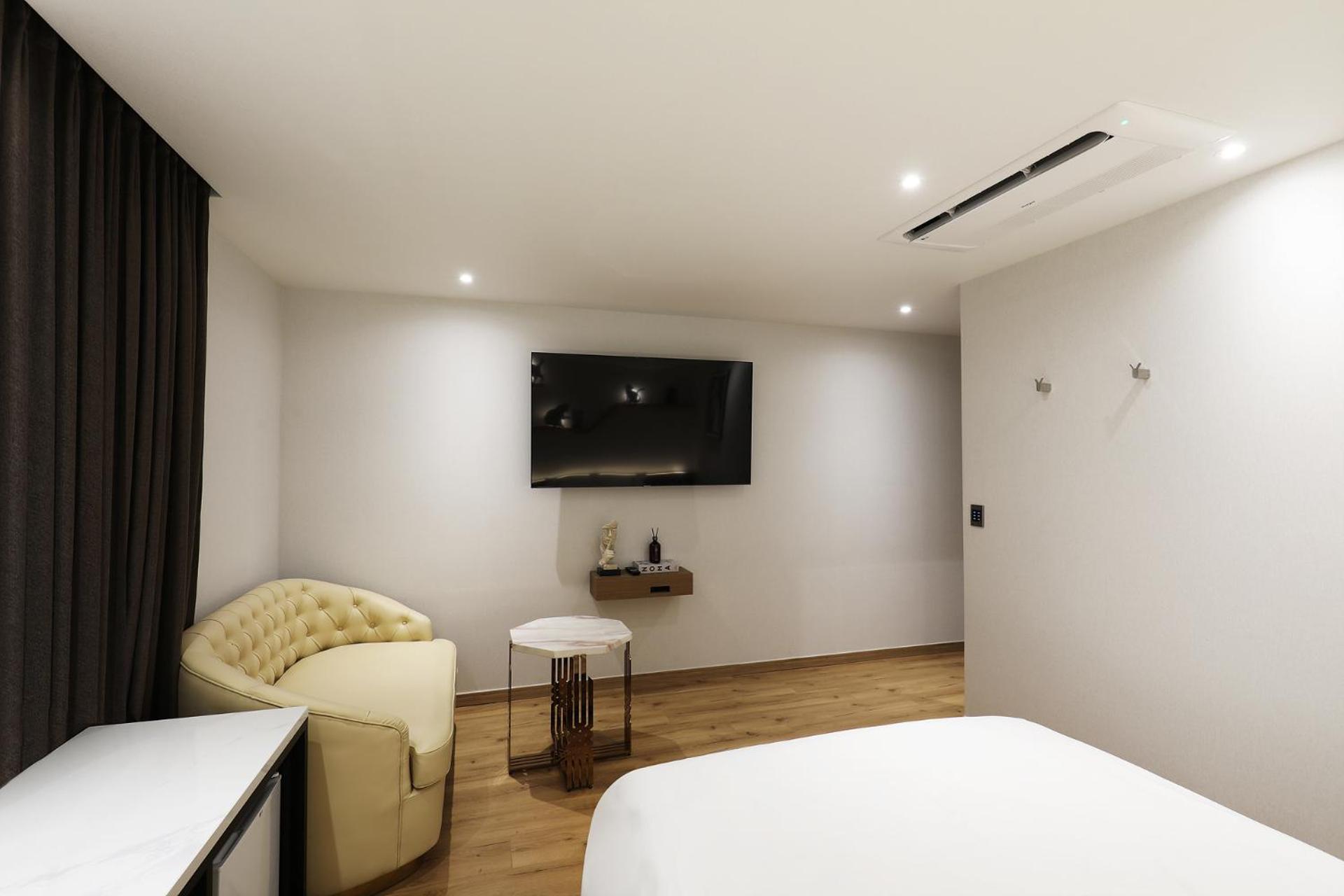 Deluxe Double Room - Photo 11