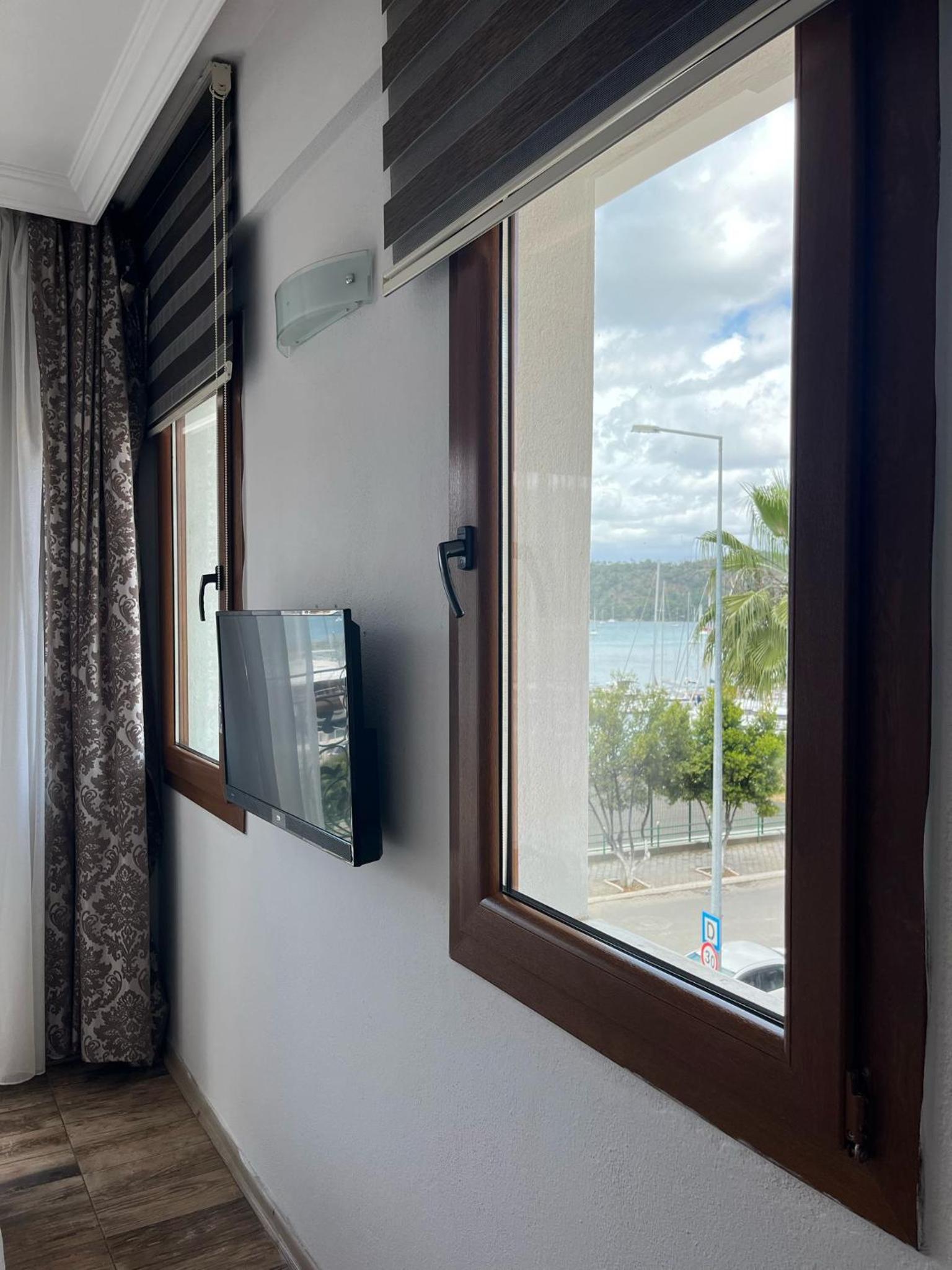 Deluxe Double Room with Balcony and Sea View - Photo 13