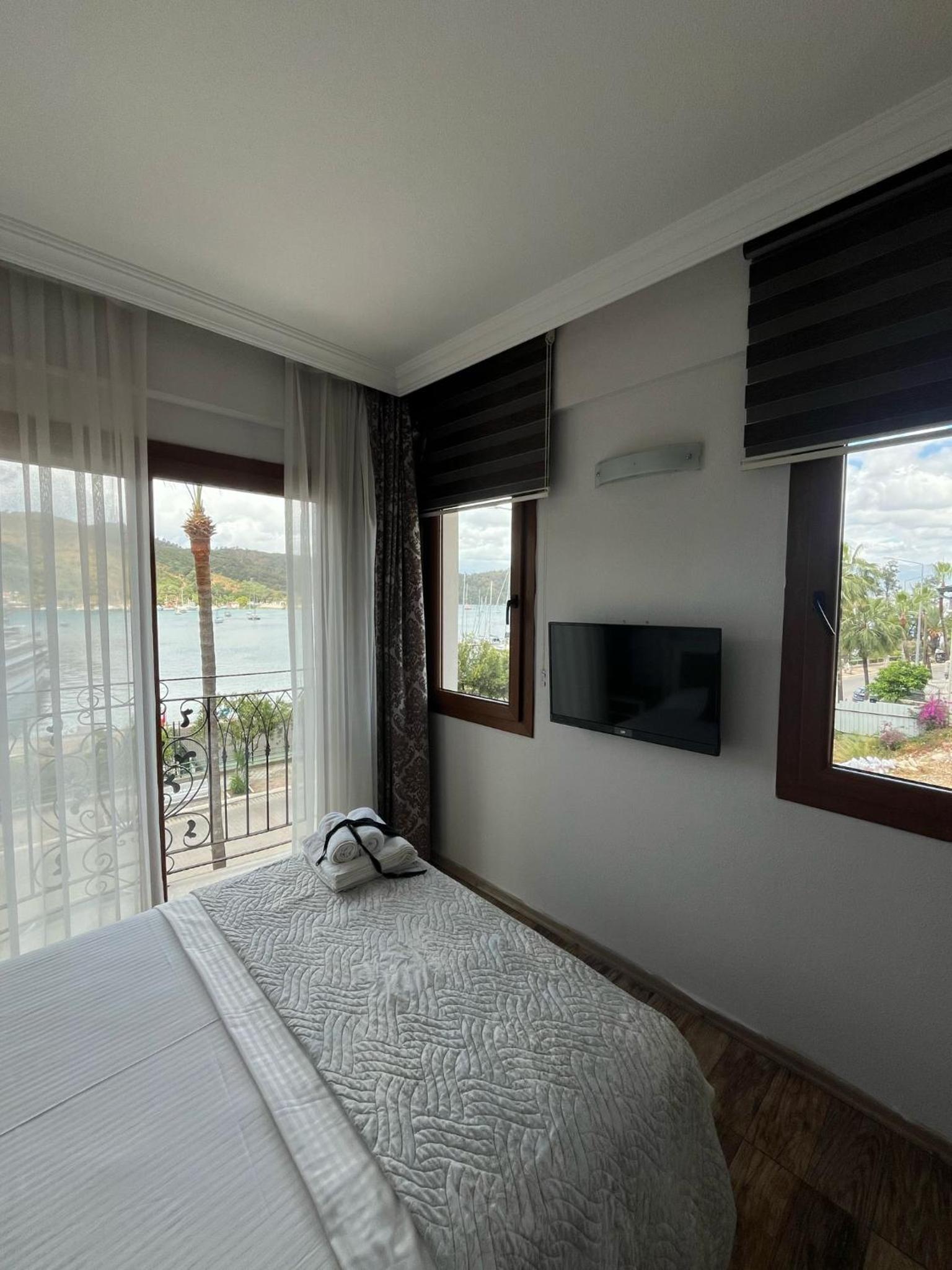 Deluxe Double Room with Balcony and Sea View - Photo 10
