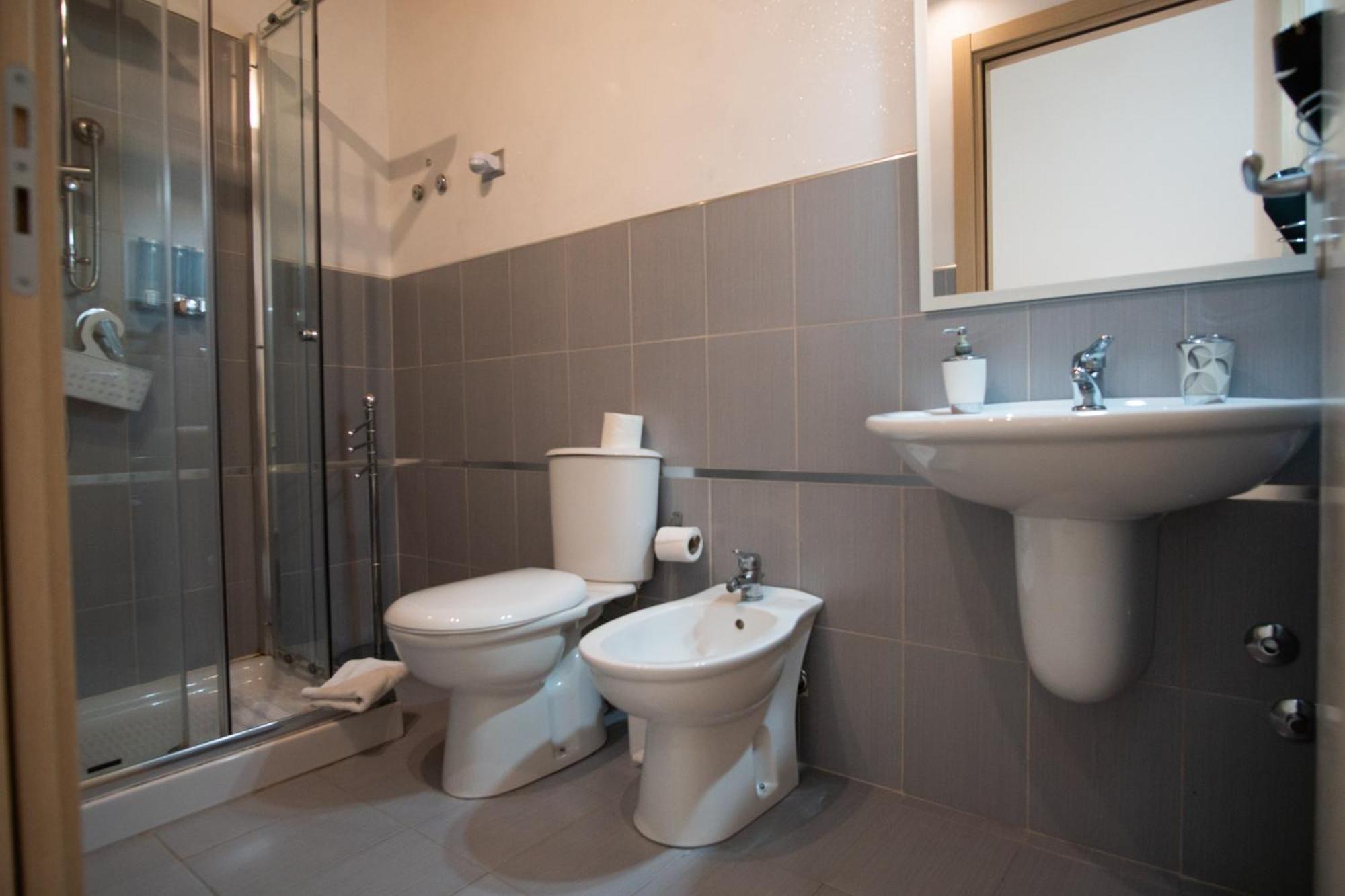 Quadruple Room with Private Bathroom photo 2