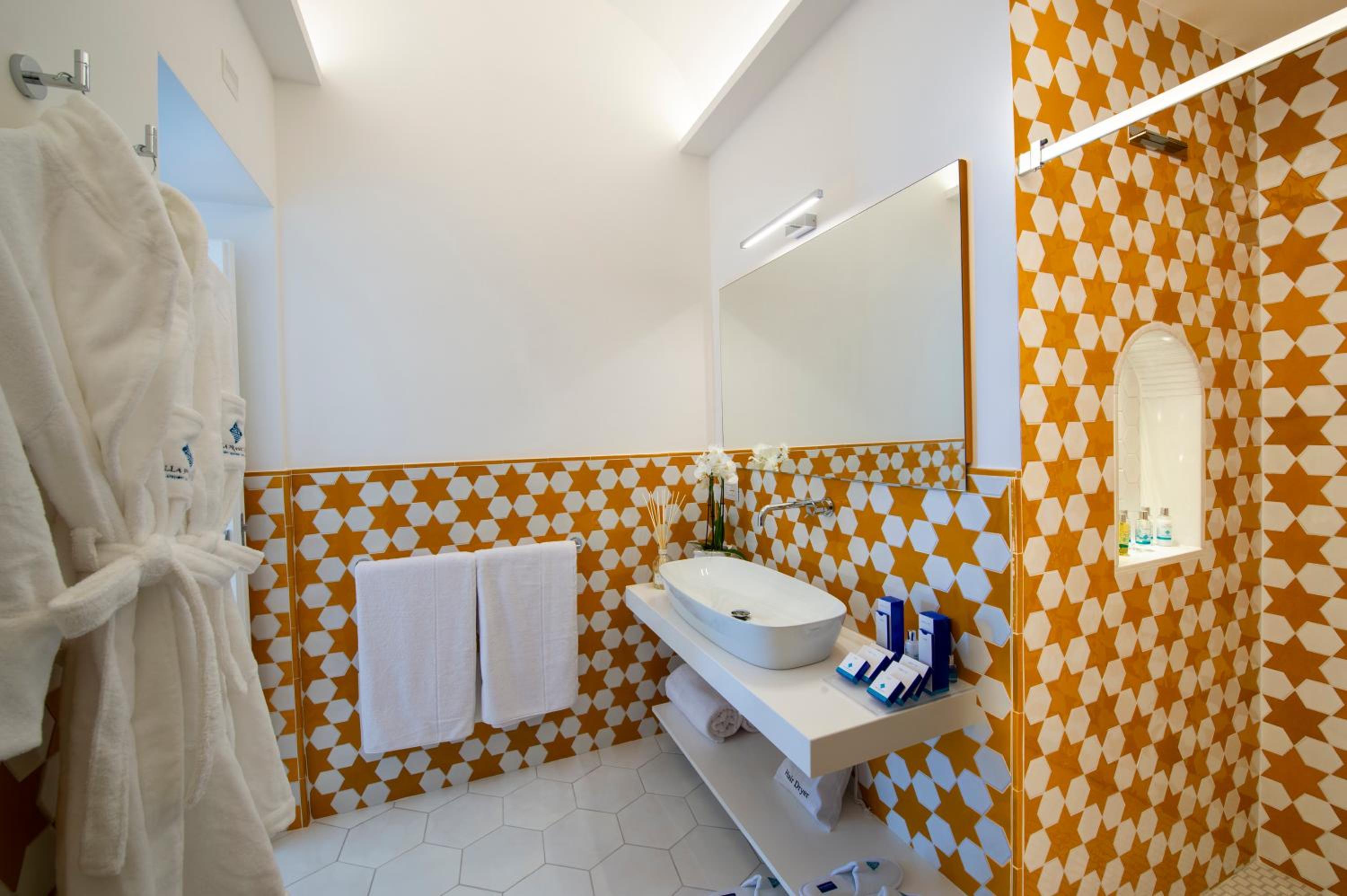 Deluxe Double or Twin Room with Sea View photo 2