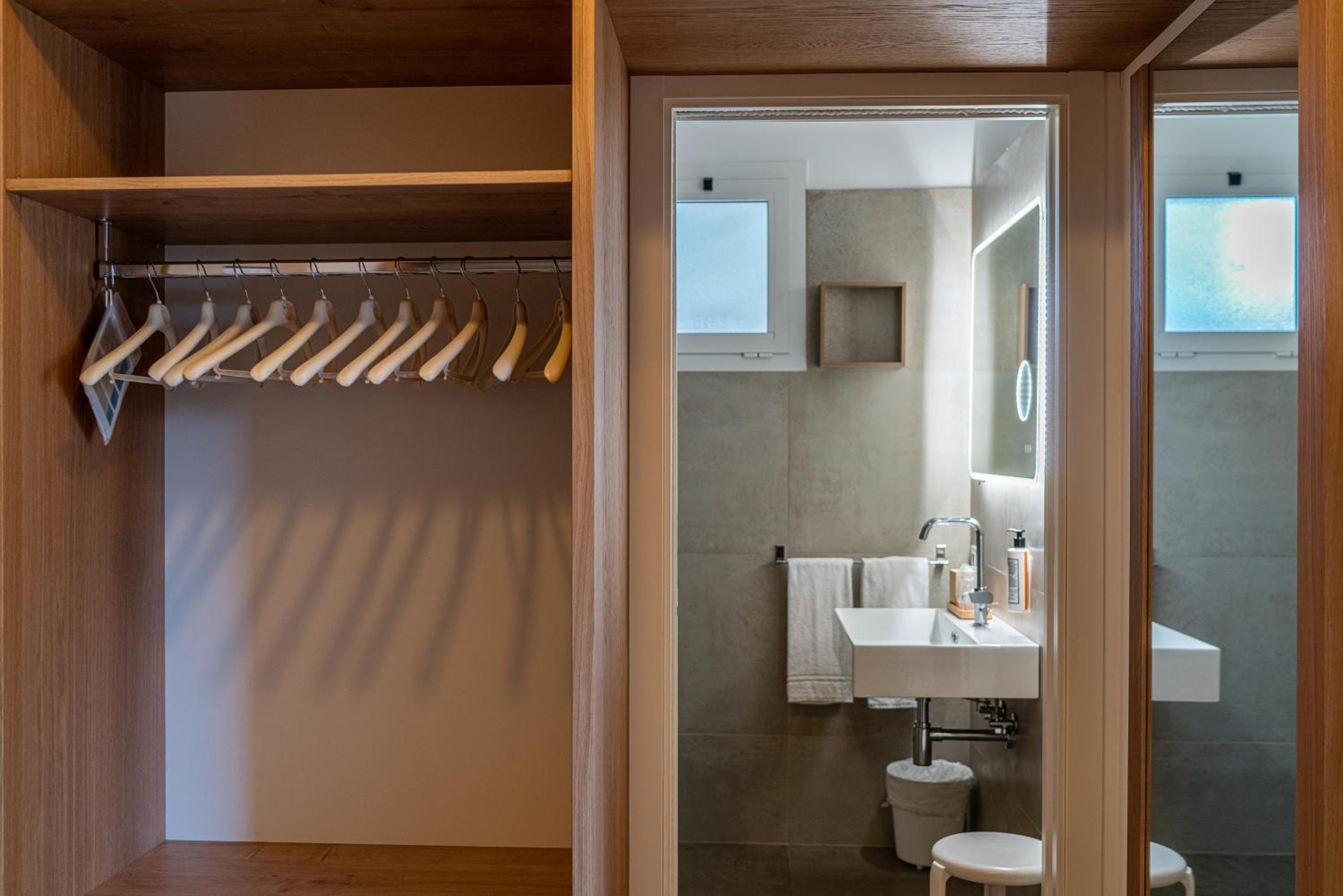 Quadruple Room with Balcony - Photo 9