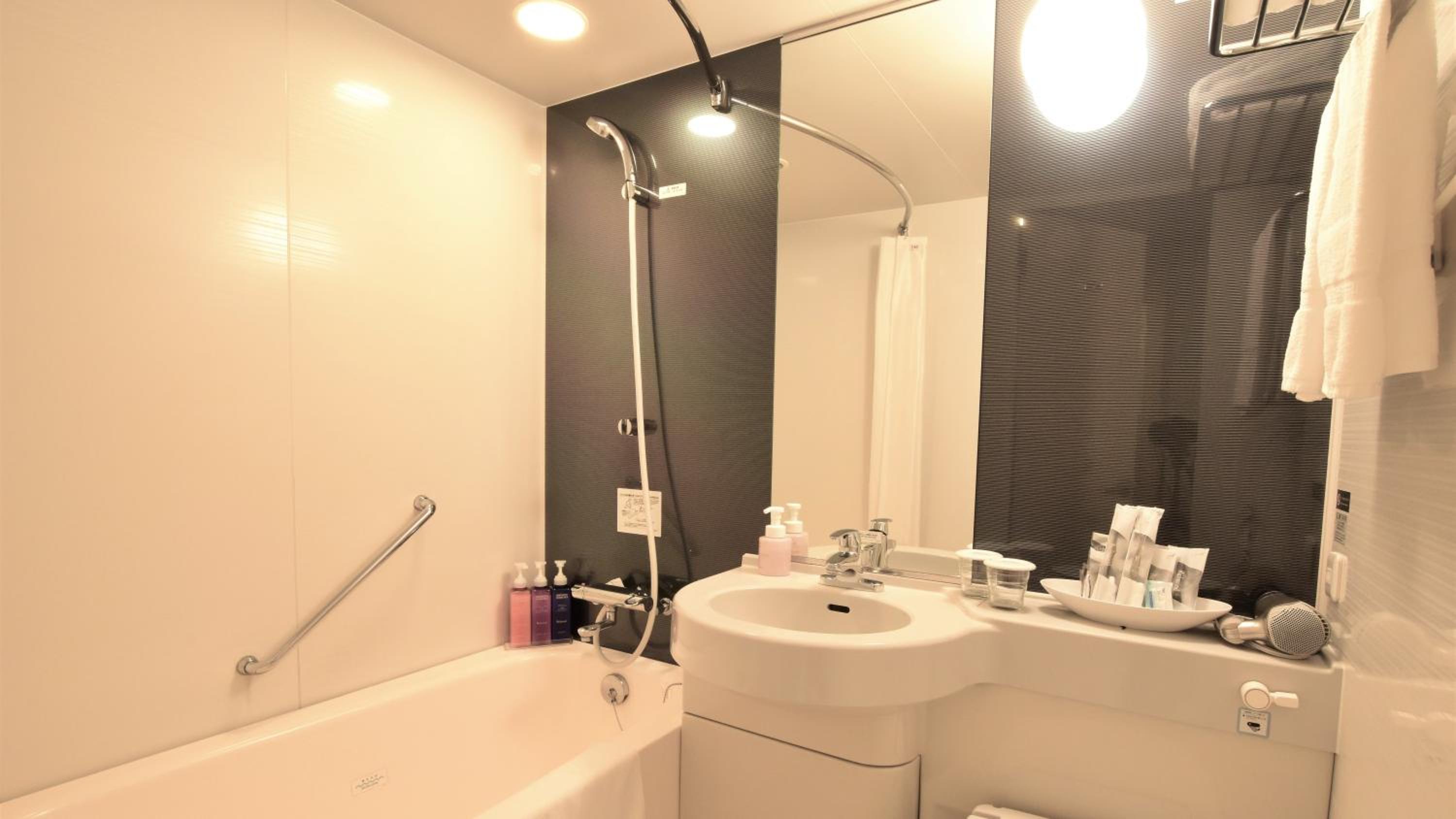 Twin Room - Non-Smoking photo 3