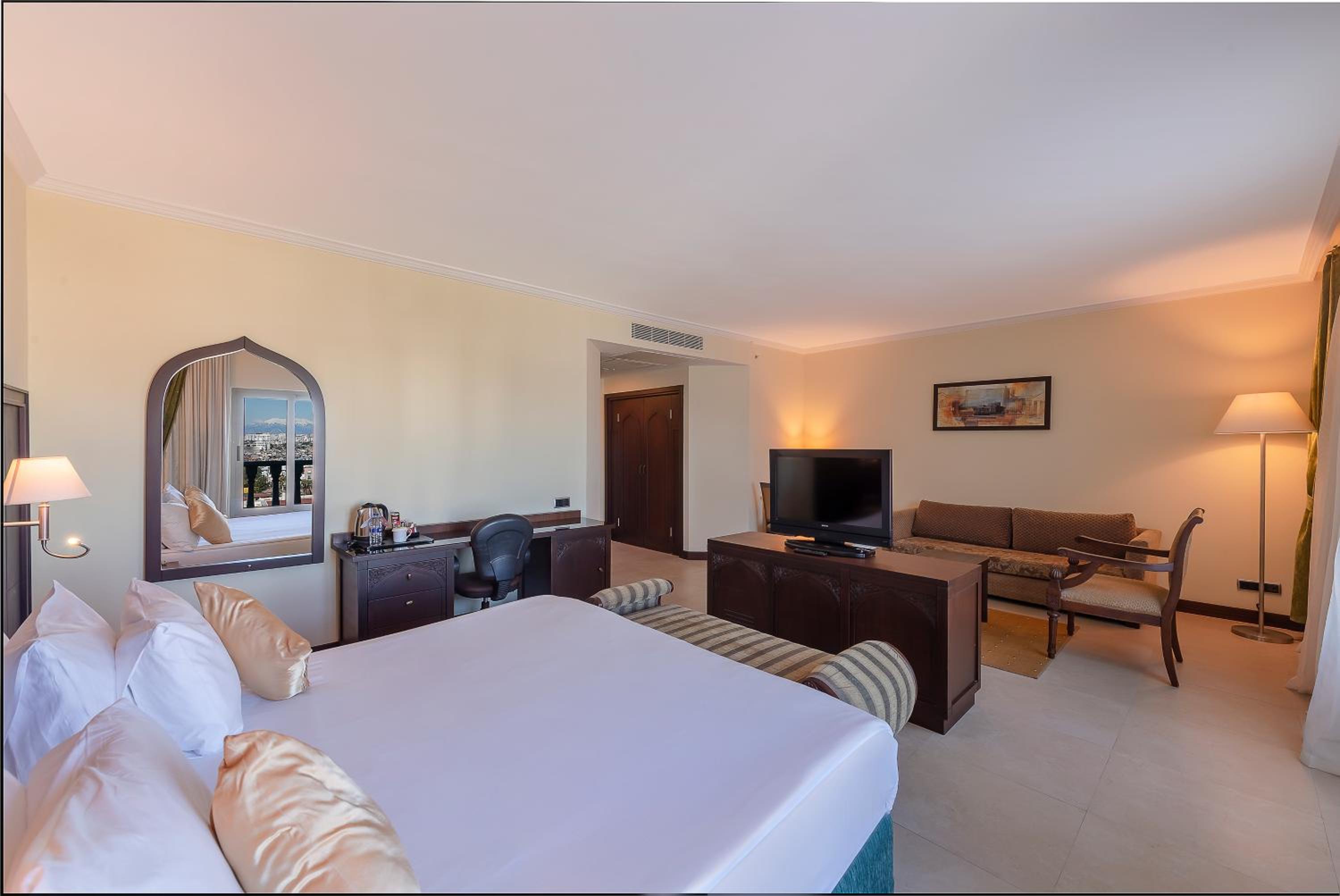 1 King Bed Junior Suite Side Sea View