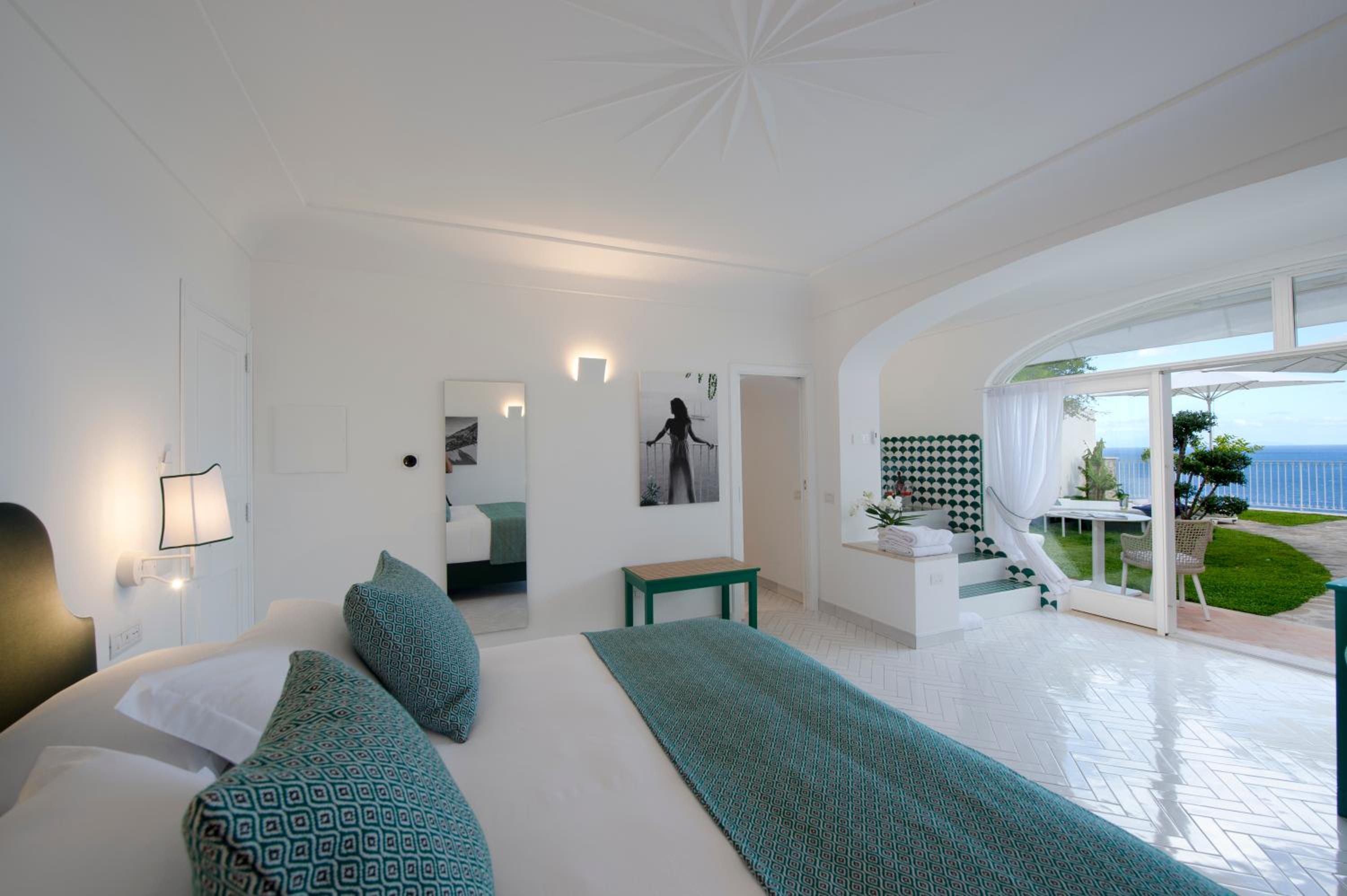 Deluxe Double or Twin Room with Sea View photo 2