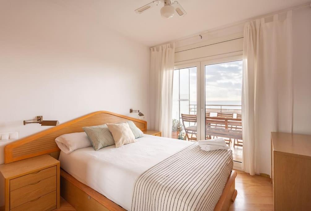 Apartamento de Tres Habitaciones - Frente al Mar