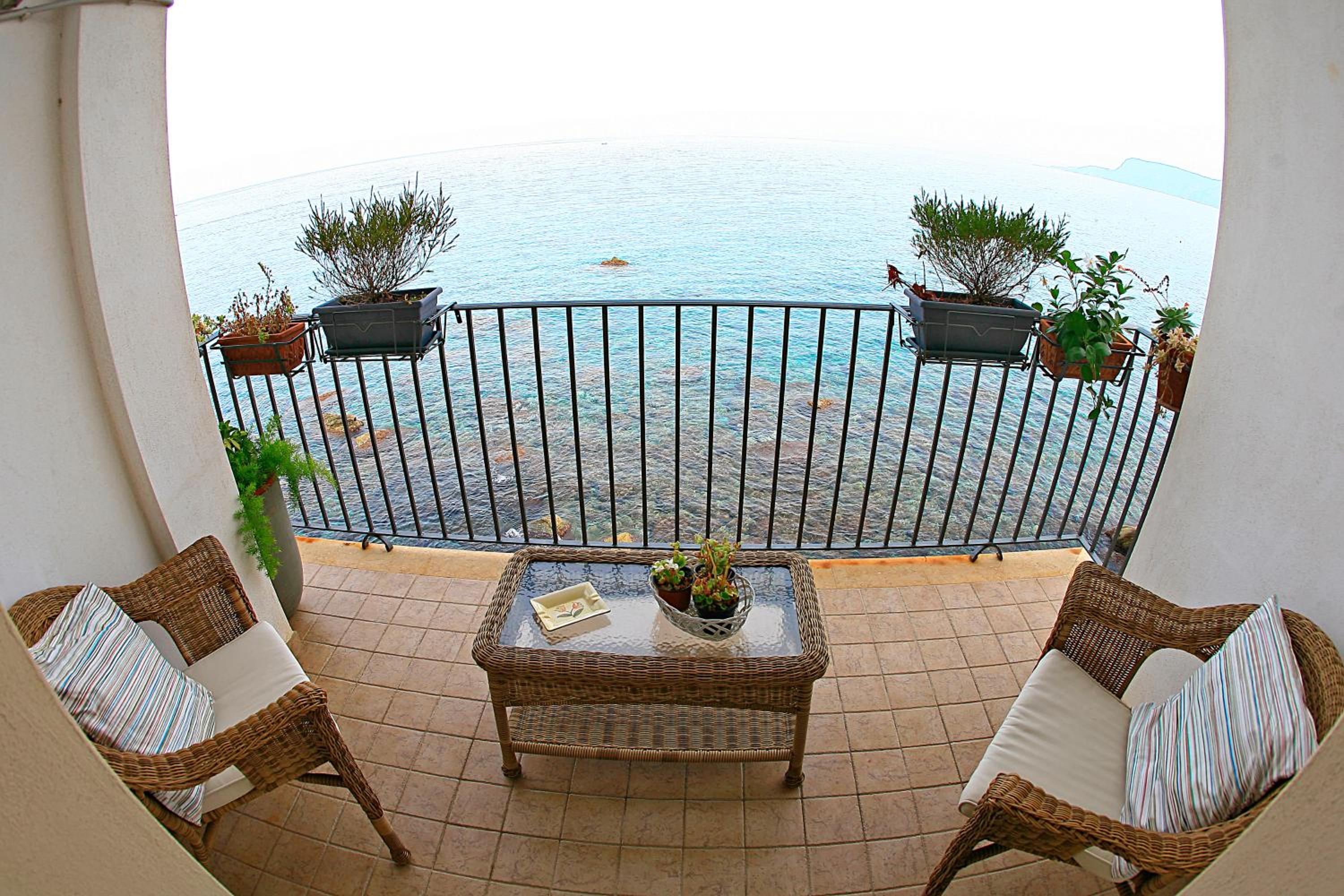 Deluxe Triple Room with Balcony and Sea View photo 3