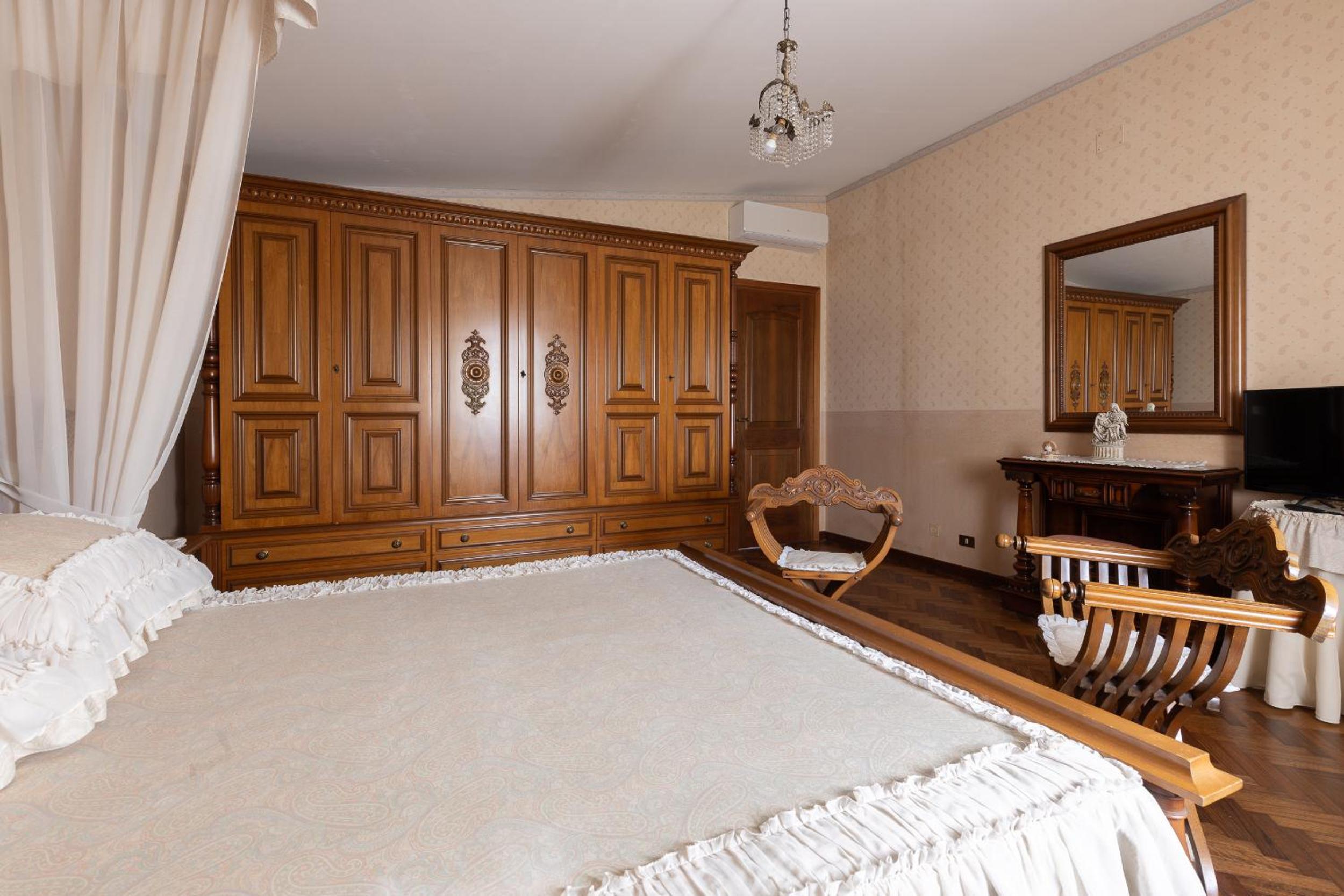 Large Double Room photo 1