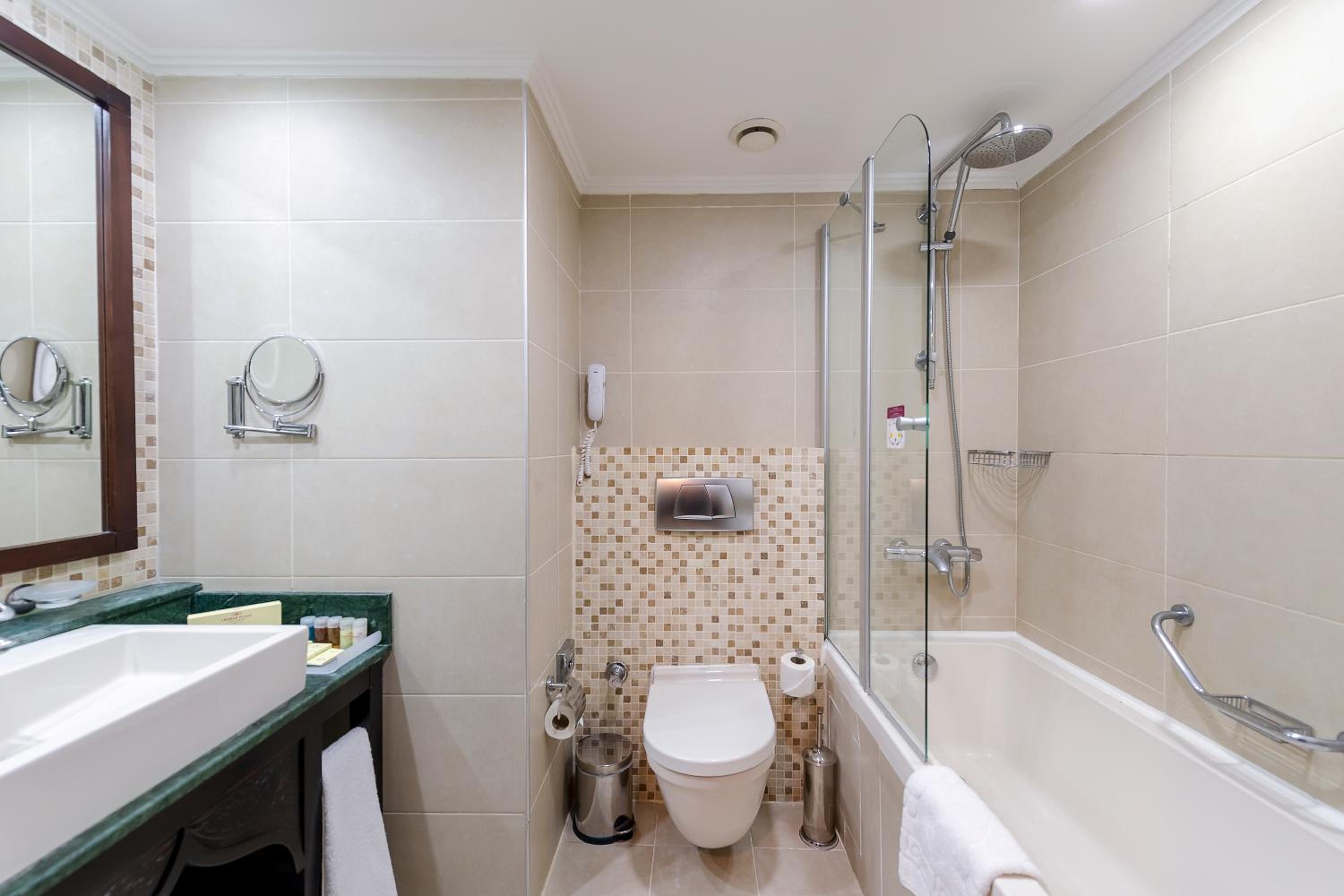 2 Single Beds Side Sea View