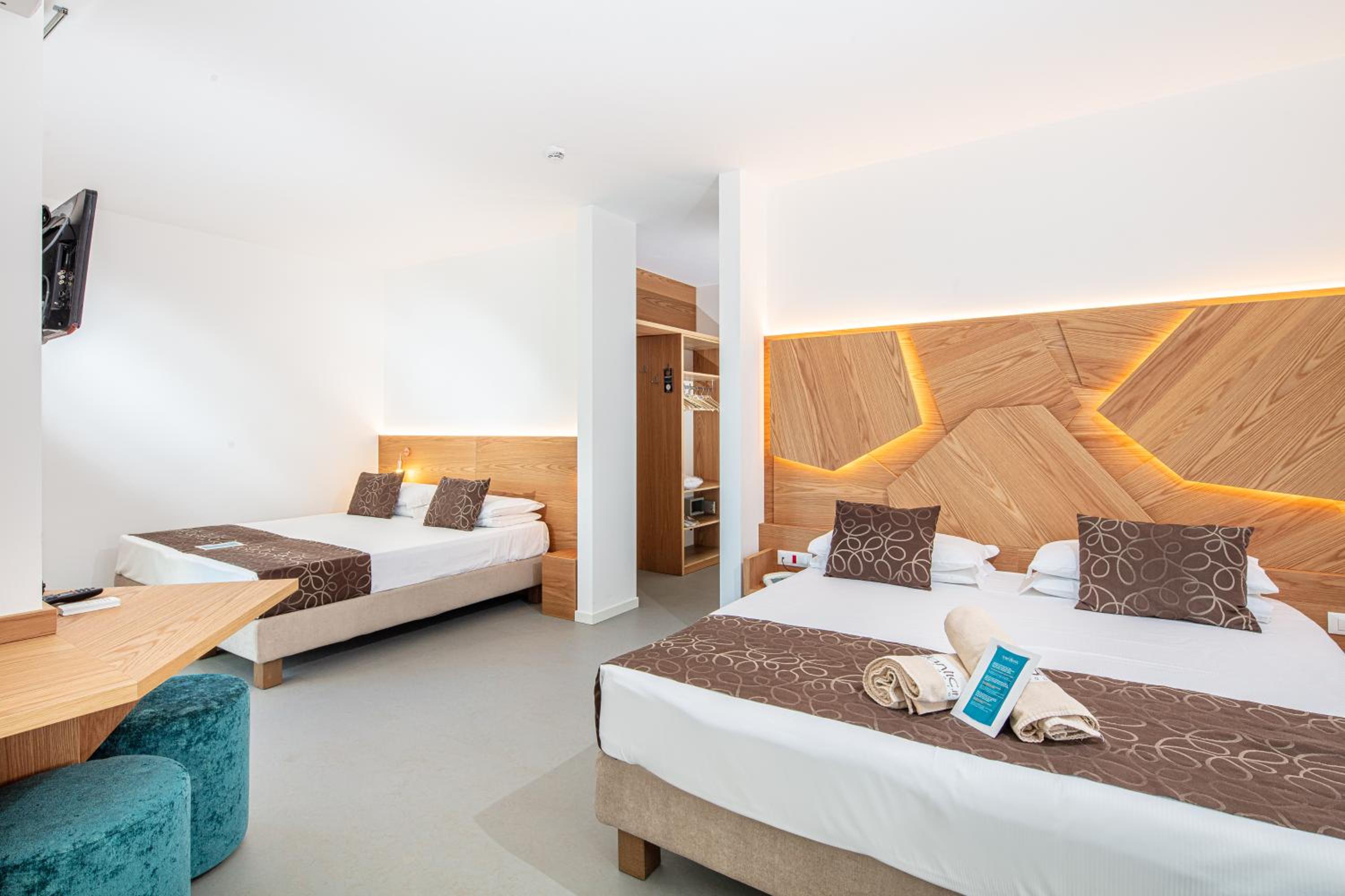 Quadruple Room with Balcony - Photo 1