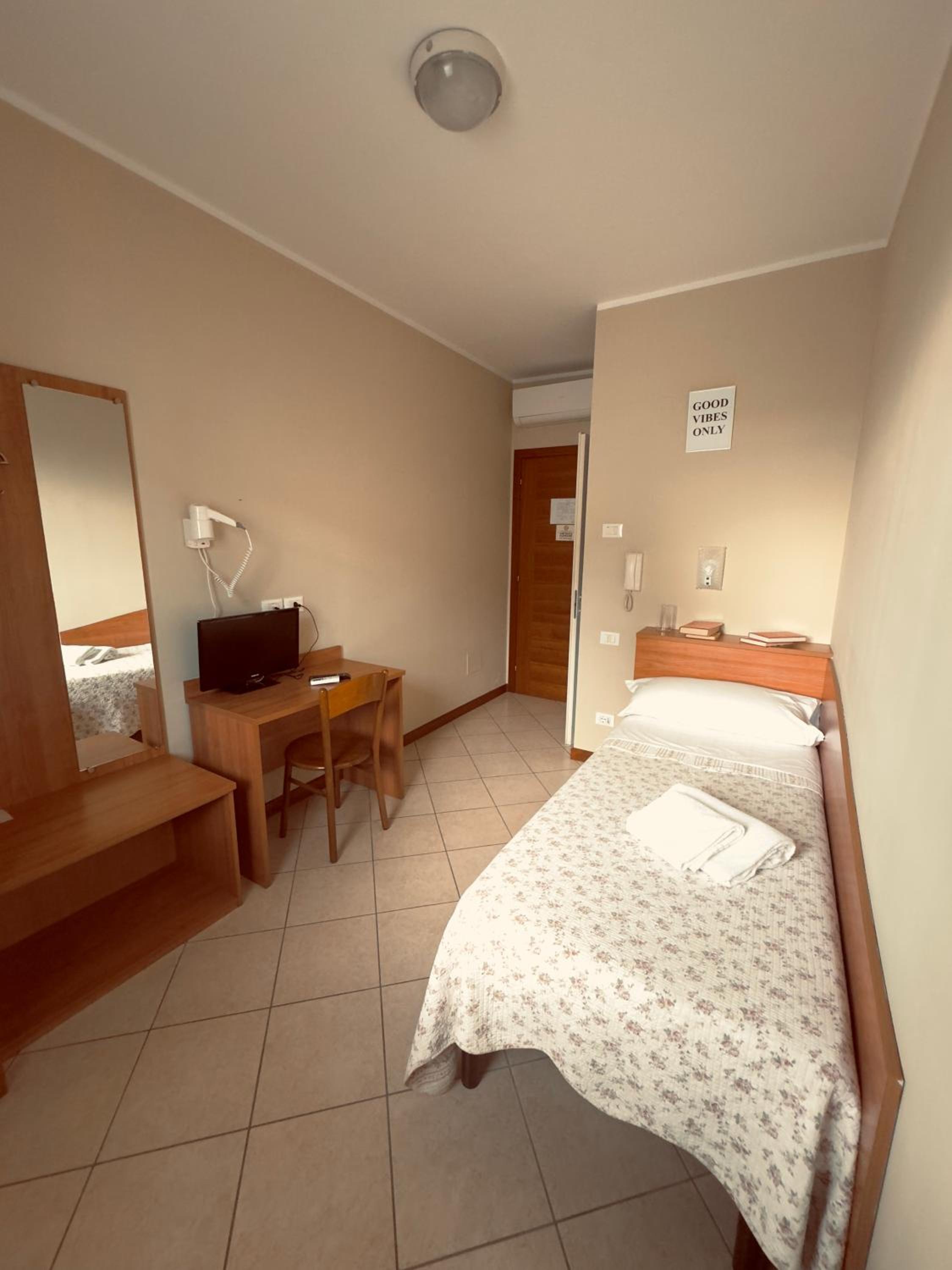 Single Room with Shower photo 1
