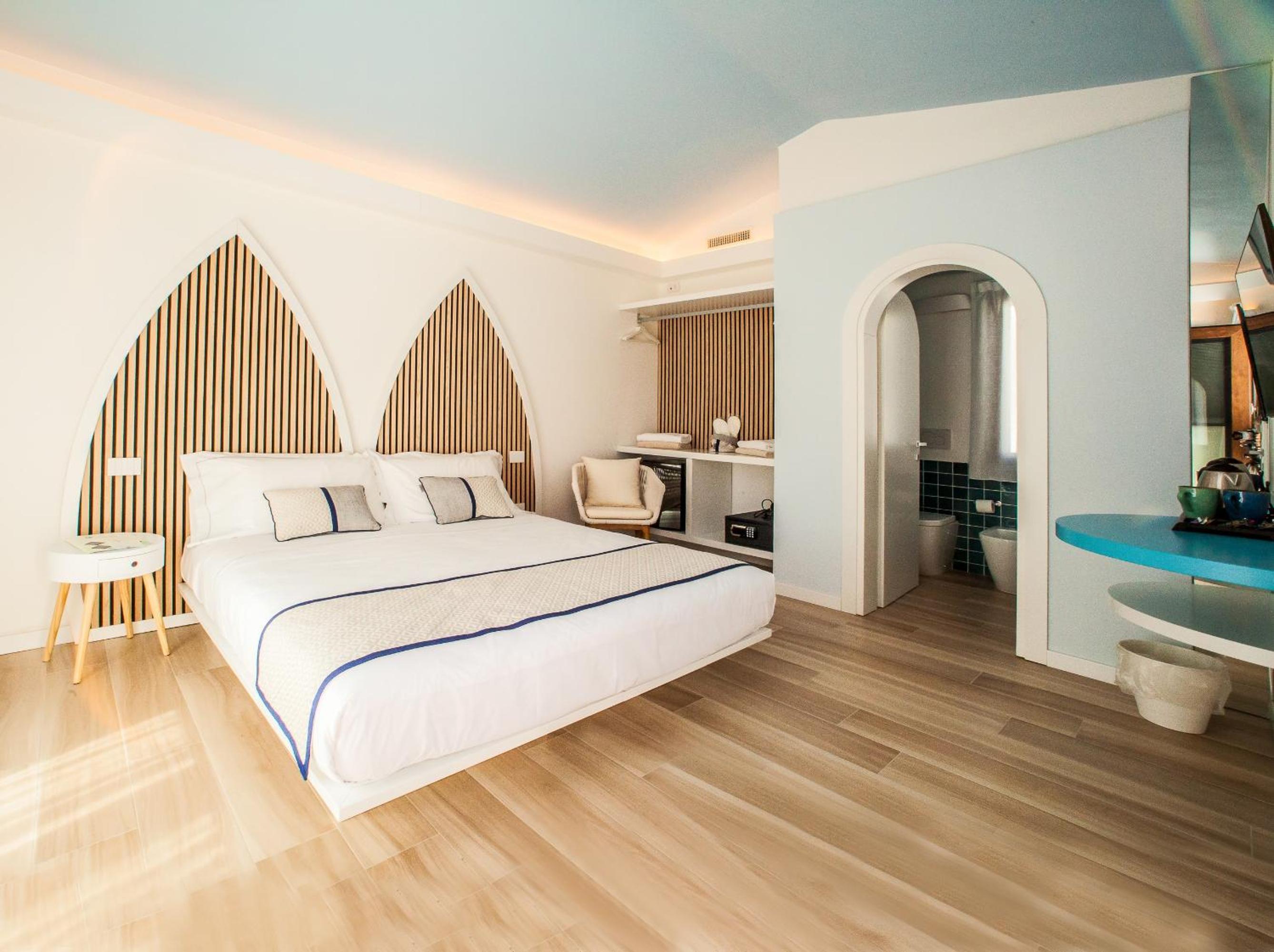 Deluxe Double Room with Sea View - Photo 3