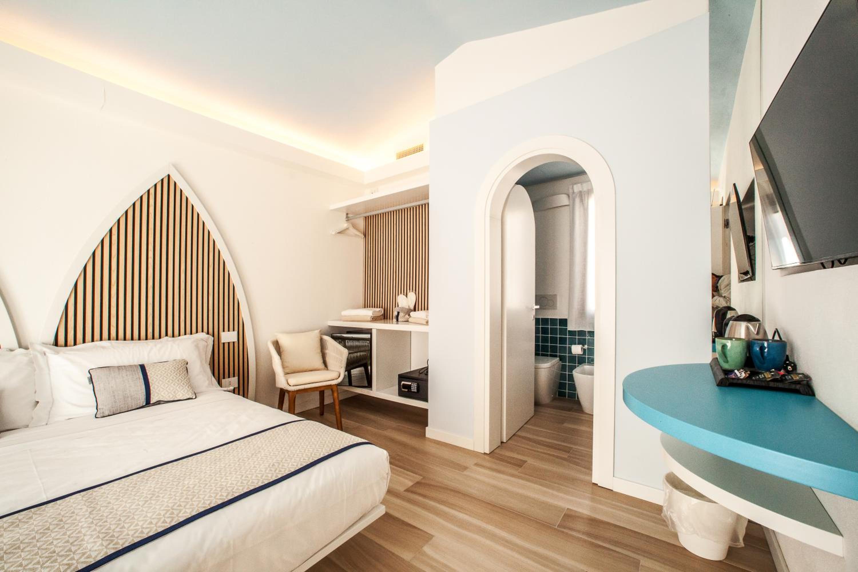 Deluxe Double Room with Sea View - Photo 9