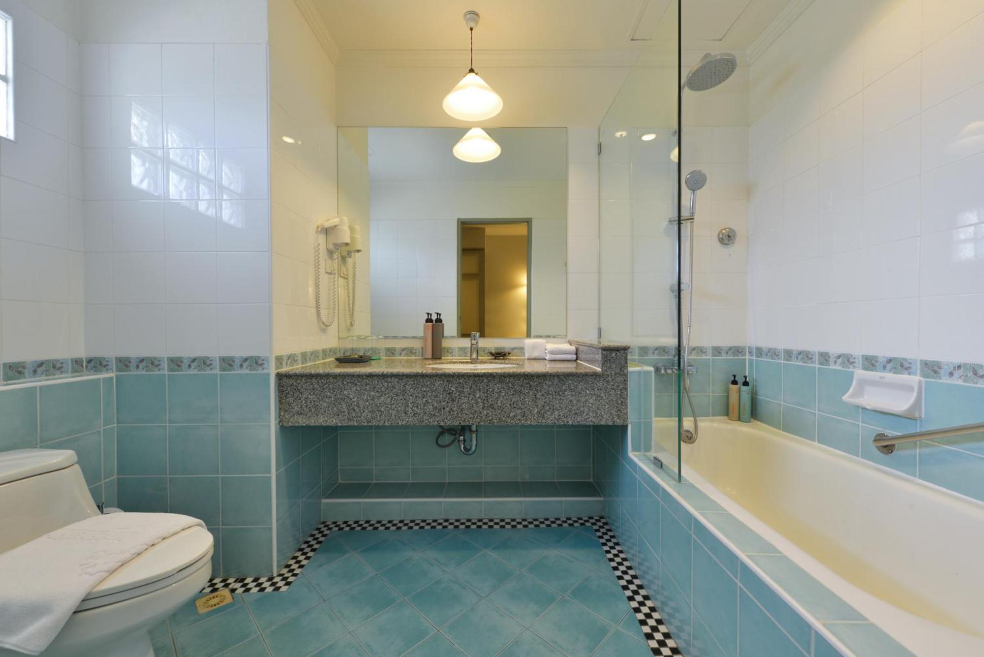 Double Room with Balcony and Pool View - Photo 3