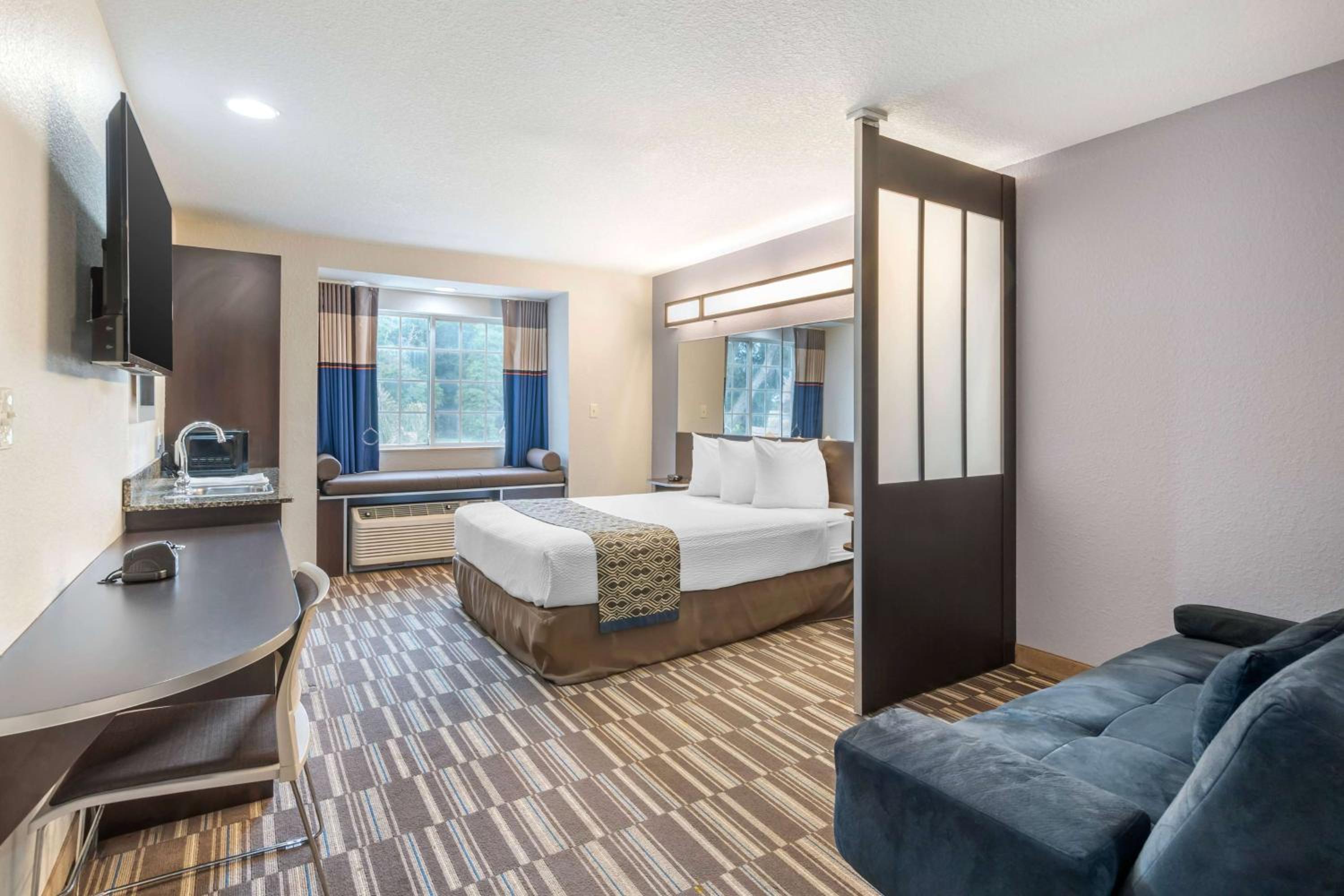 Queen Suite with Mobility/Hearing Access and Bathtub with Grab Bars - Non-Smoking - Photo 1