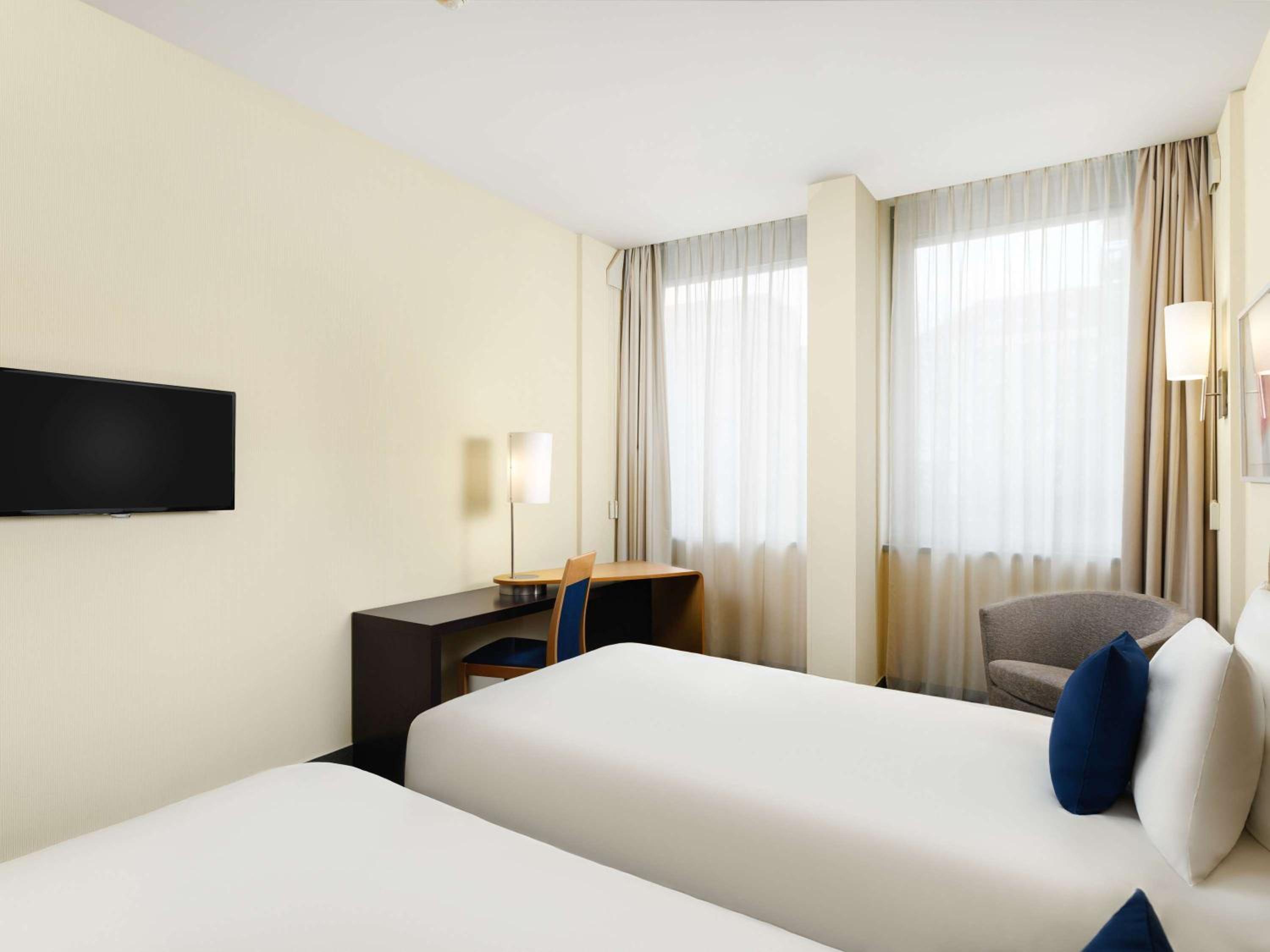 Superior Twin Room thumbnail 5
