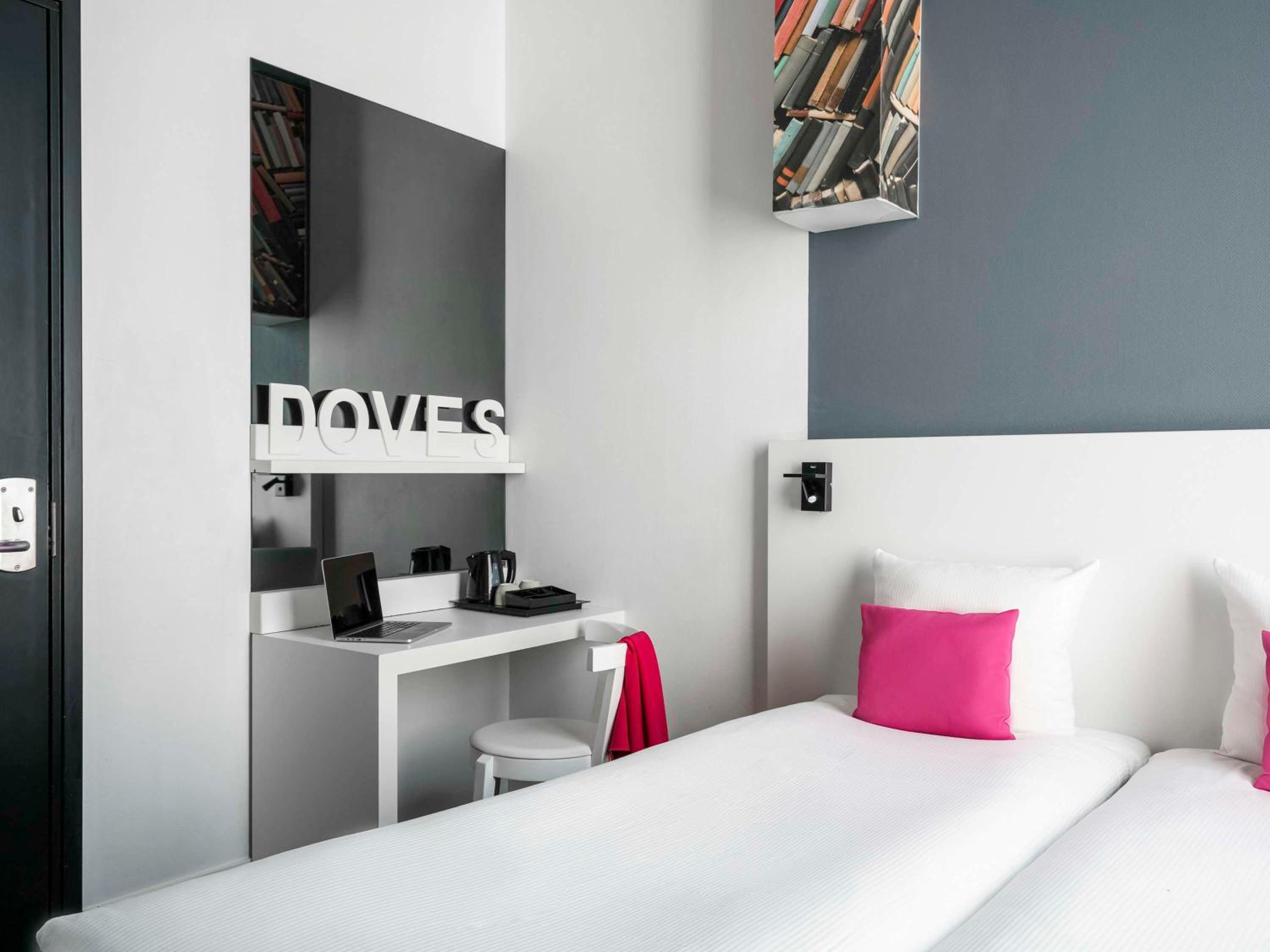 Twin Room thumbnail 5