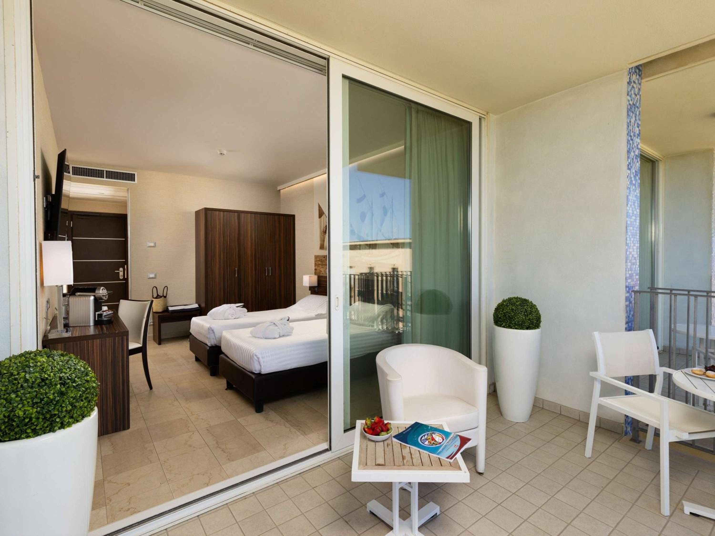 Privilege Twin Room with Balcony and Sea View - Photo 3