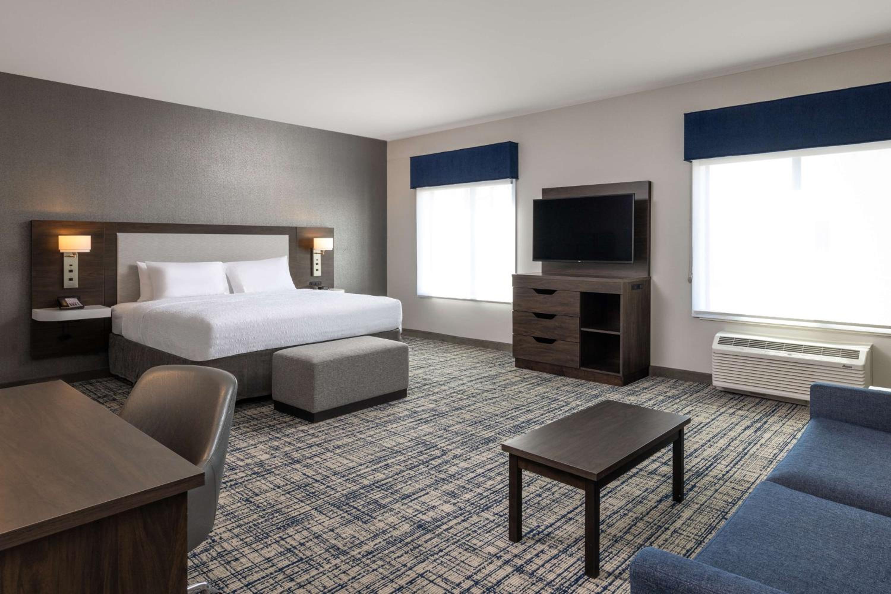 King Studio Suite with Whirlpool - Non-Smoking - Photo 10