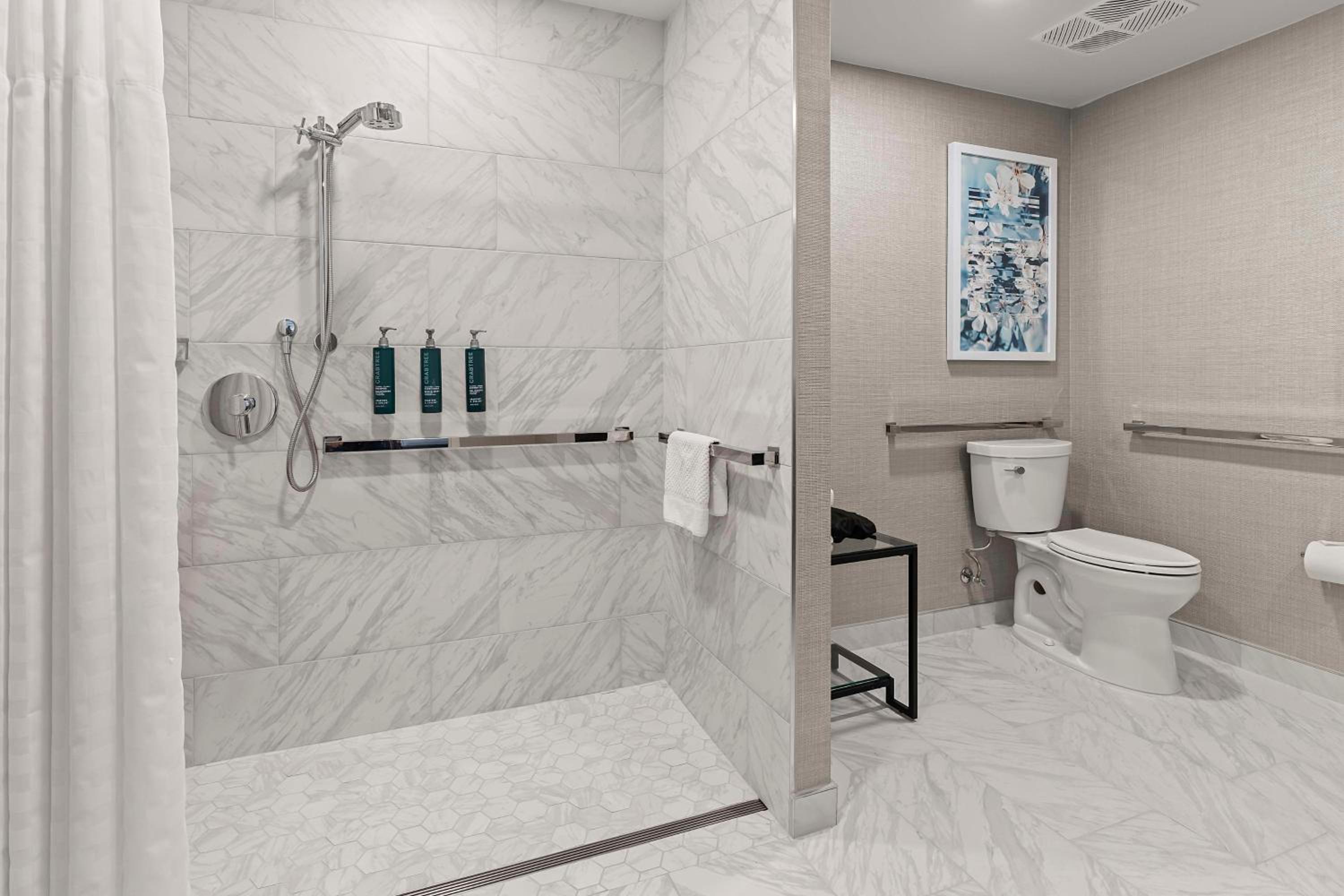 King Room with Roll-In Shower - Disability Access - Photo 8