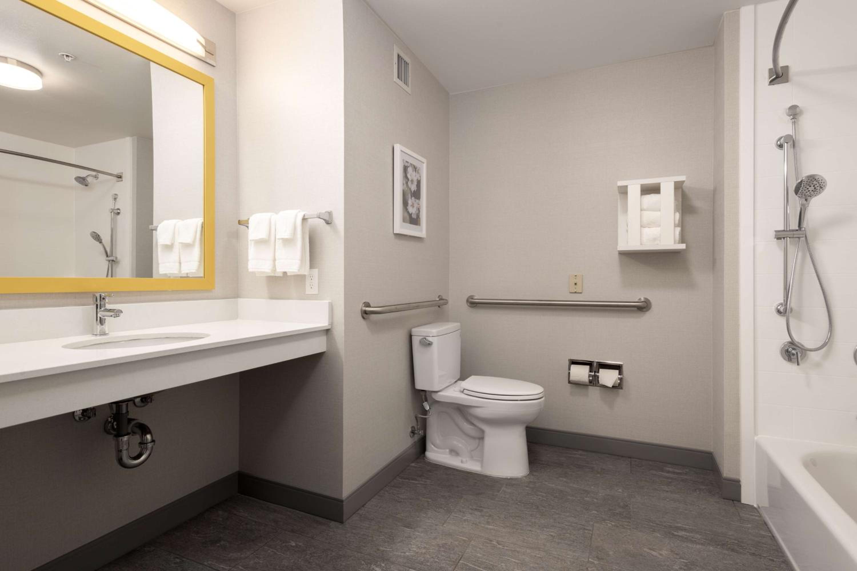 Queen Room with Two Queen Beds - Mobility Access/Non-Smoking - Photo 5