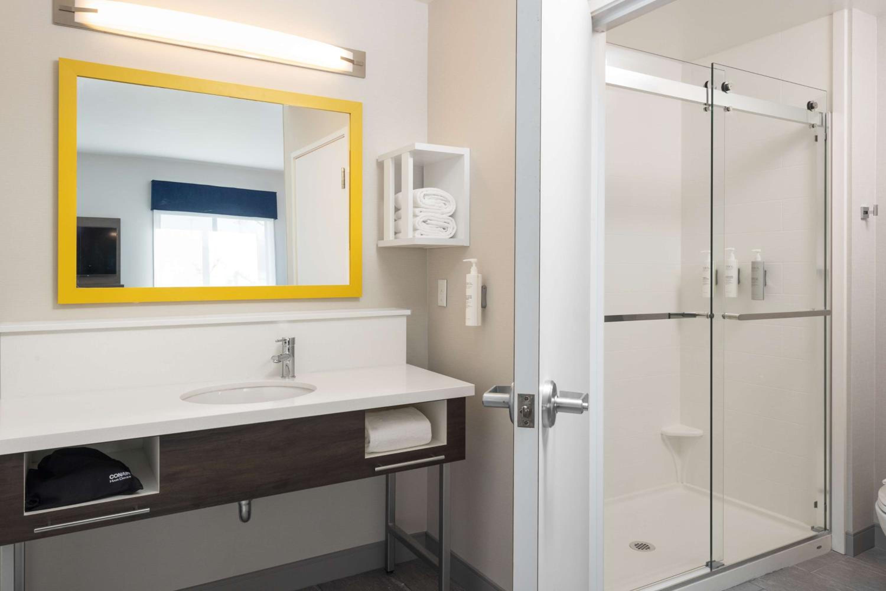 King Studio Suite with Whirlpool - Non-Smoking - Photo 7