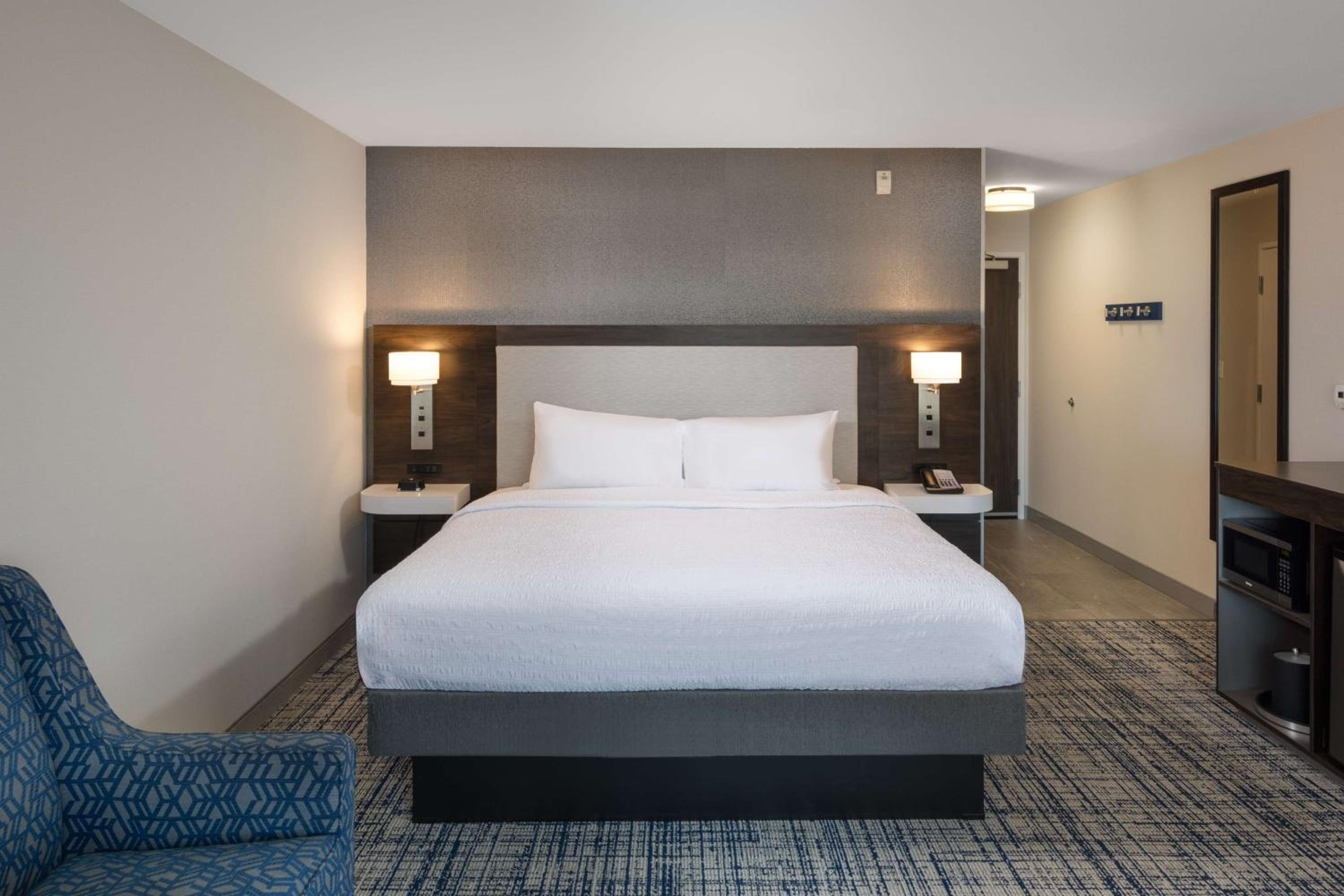 King Room with King Bed - Non-Smoking - Photo 7