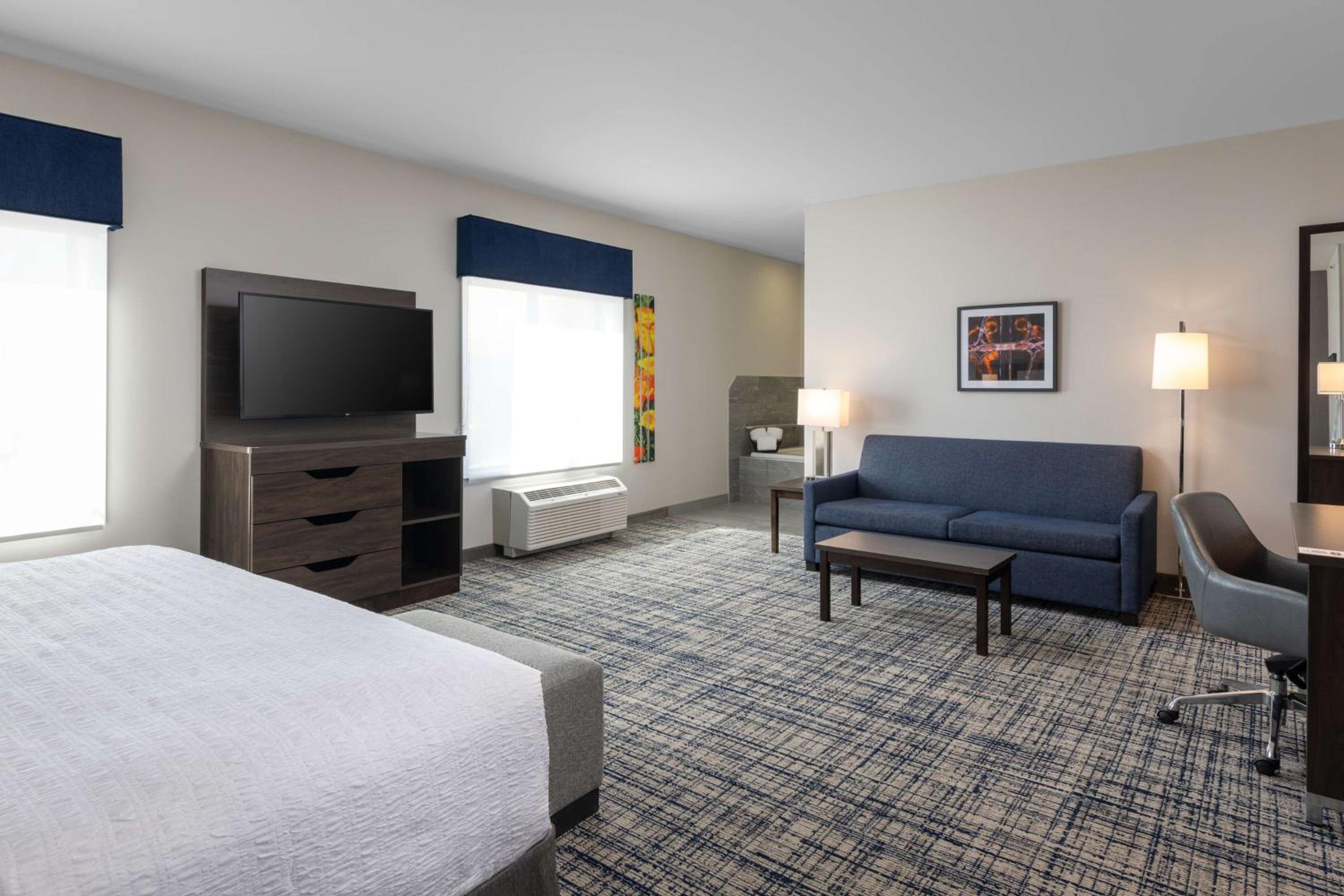 King Studio Suite with Whirlpool - Non-Smoking - Photo 8
