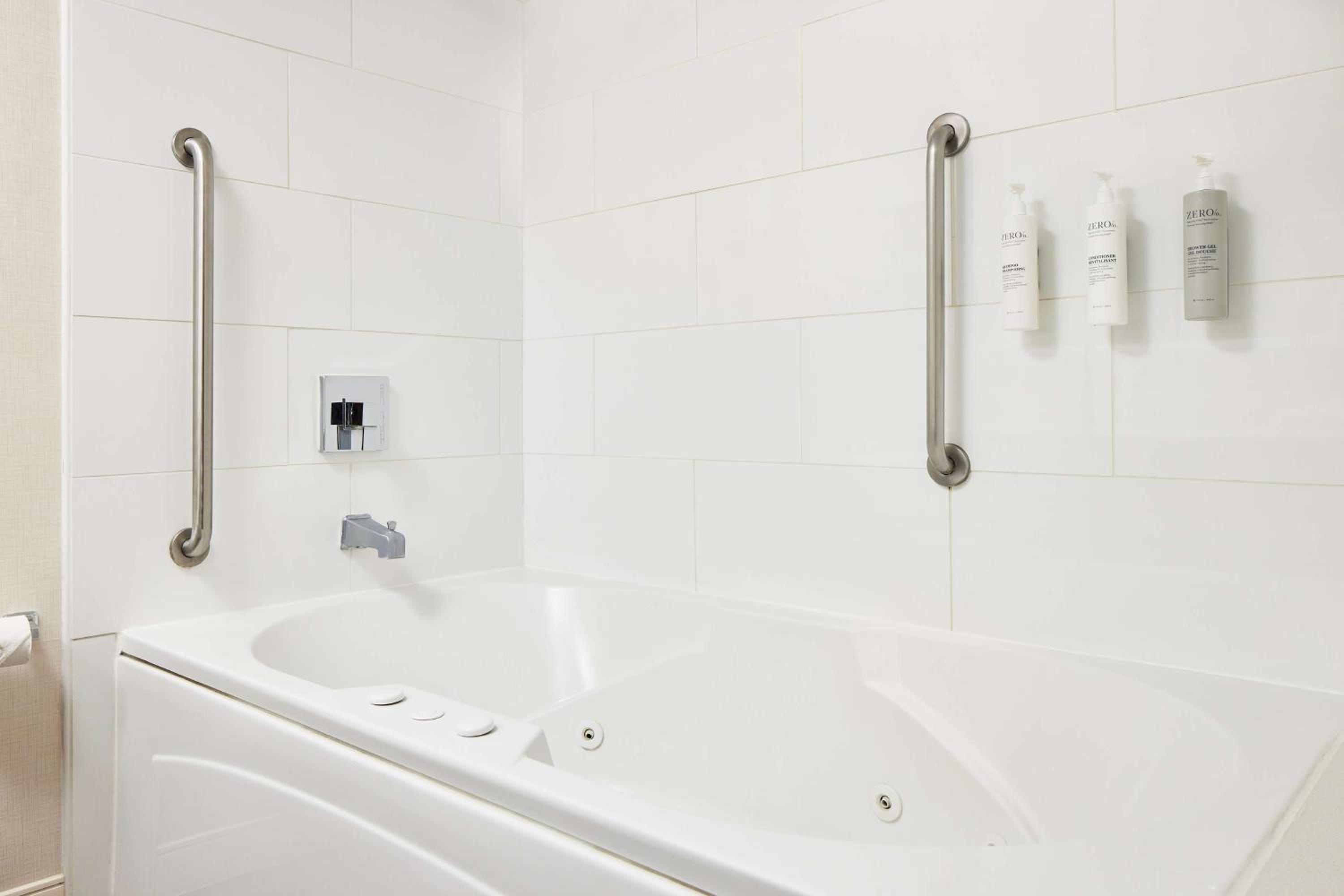 King Room with Spa Bath - Photo 2