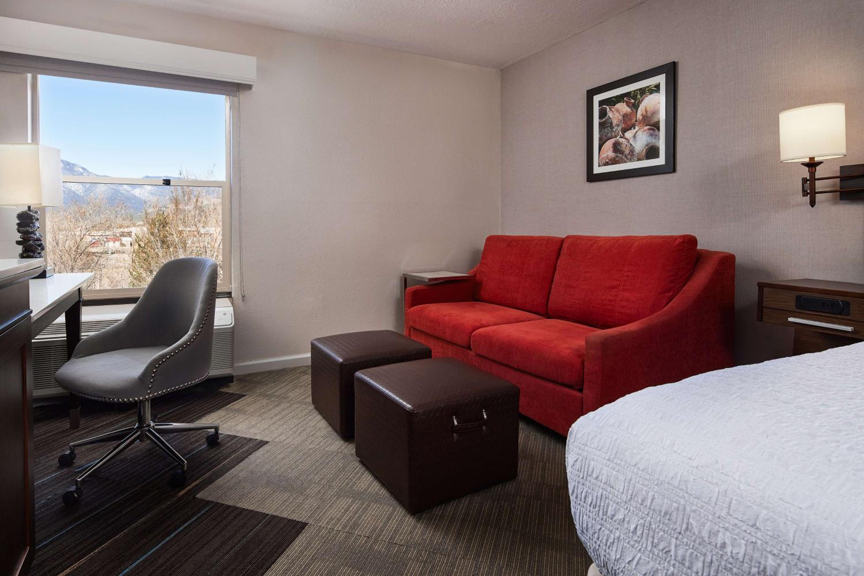 King Room with Sofa Bed - Non-Smoking - Photo 4