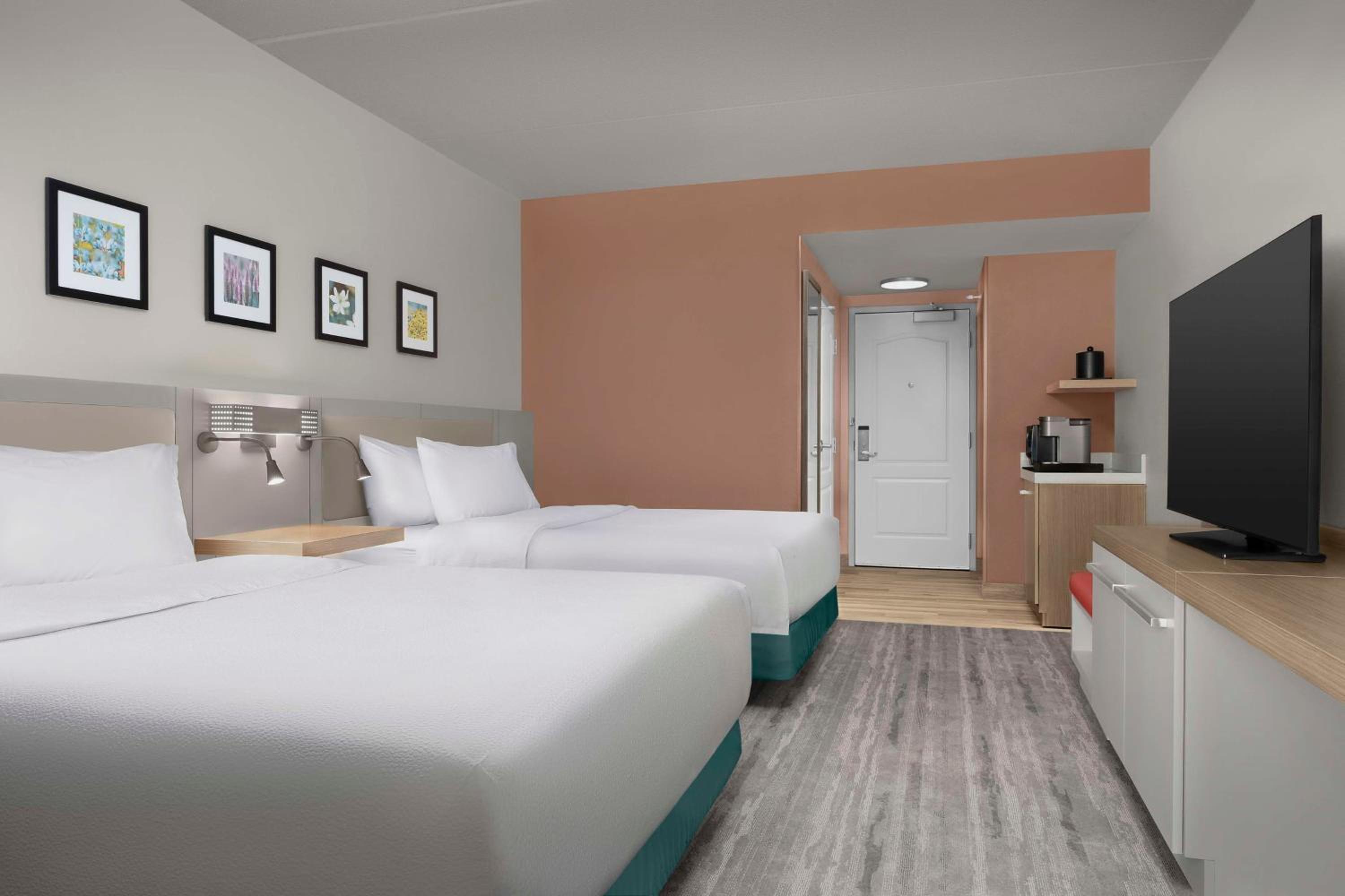 Queen Room with Two Queen Beds - Photo 4