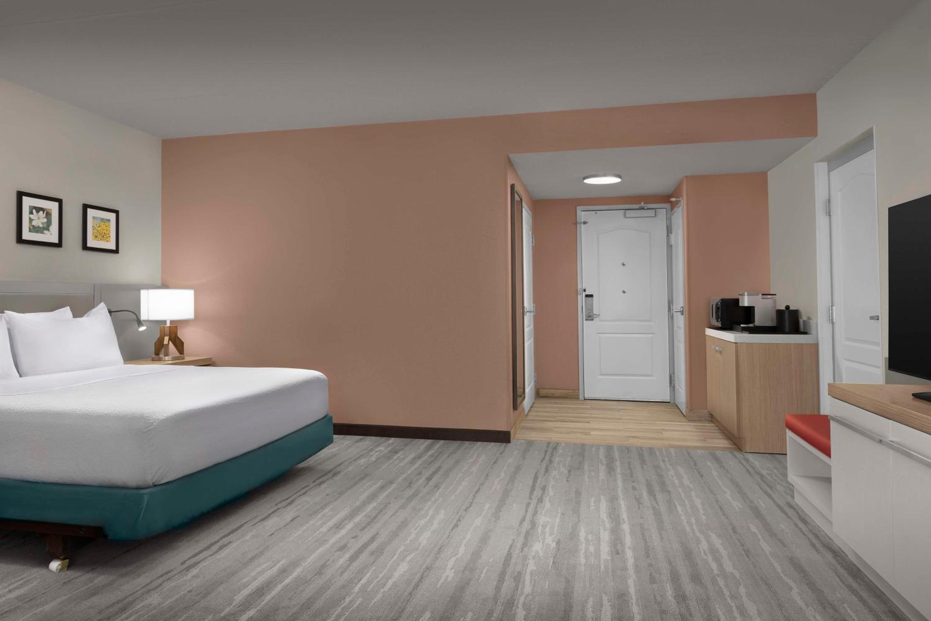 King Room with Tub - Mobility and Hearing Access - Photo 1